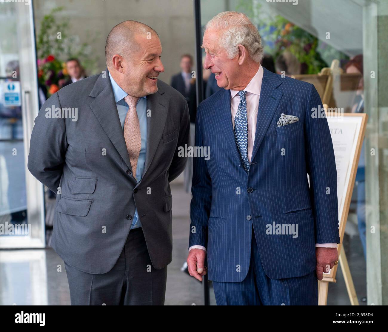 Le Prince de Galles, en compagnie de Sir Jony IVE, chancelier du Royal College of Art, voit certains des modèles primés du premier concours Terra Carta Design Lab pour aider au changement climatique, à la Royal College of Art Dyson Gallery de Londres. Date de la photo: Mercredi 27 avril 2022. Banque D'Images