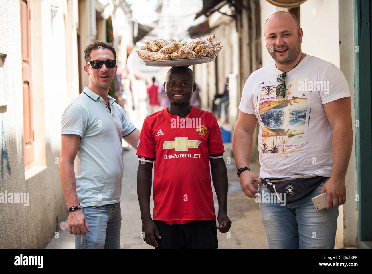 Zanzibar City, Tanzanie - janvier 02,2019: Les touristes visitent la ville de pierre de Zanzibar City. Banque D'Images