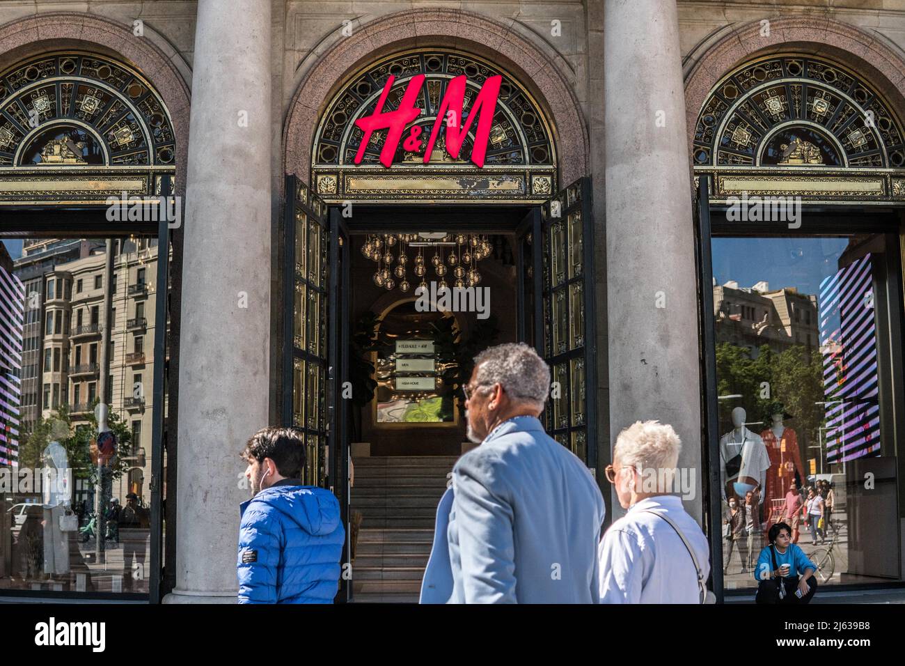 Barcelone, Espagne. 26th avril 2022. Des piétons se promètionnent devant le  magasin H&M de la marque