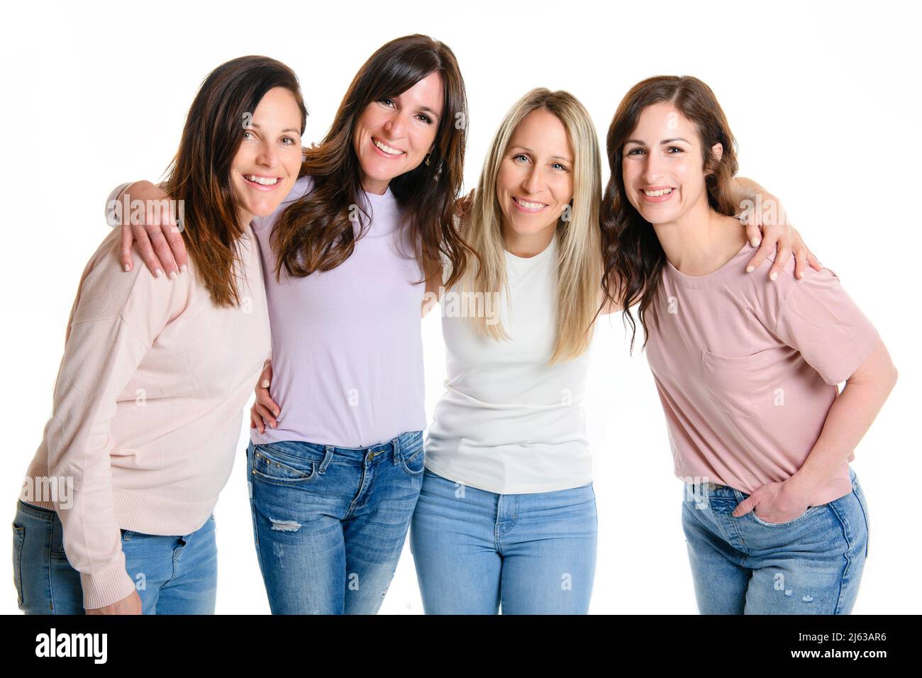 Portrait de quatre meilleures amies femmes en studio debout Banque D'Images