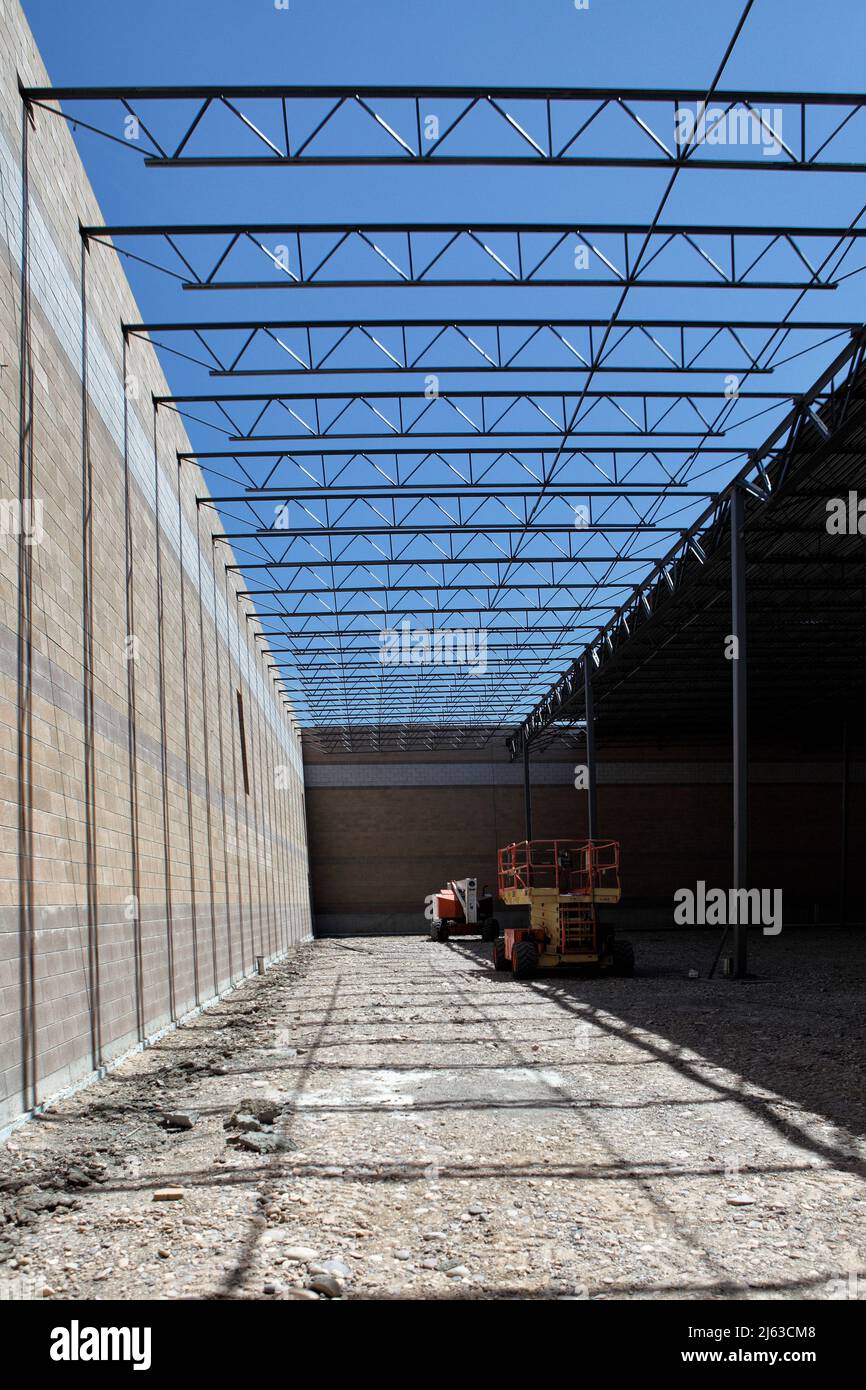 Fermes de toit en acier pour maintenir un toit en acier dans une construction commerciale moderne. Banque D'Images