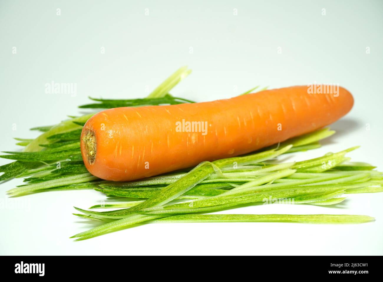 Gros plan de carottes sur fond blanc. Nourriture saine cuisine à la maison régime, alimentation, nourriture végétarienne. Banque D'Images