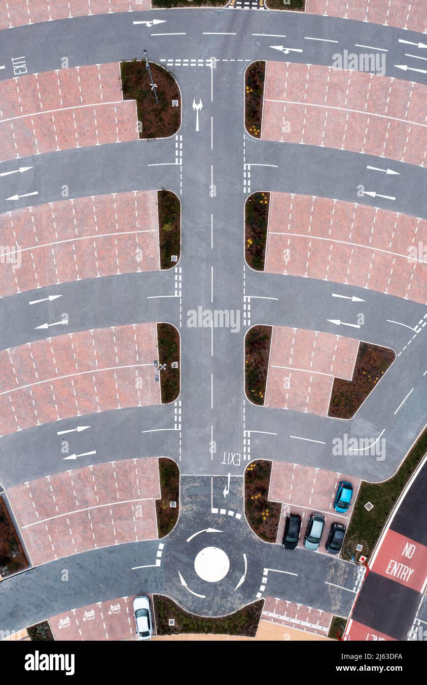 Vue aérienne d'une route complexe dans un parking avec places de parking et flèches directionnelles indiquant la circulation Banque D'Images