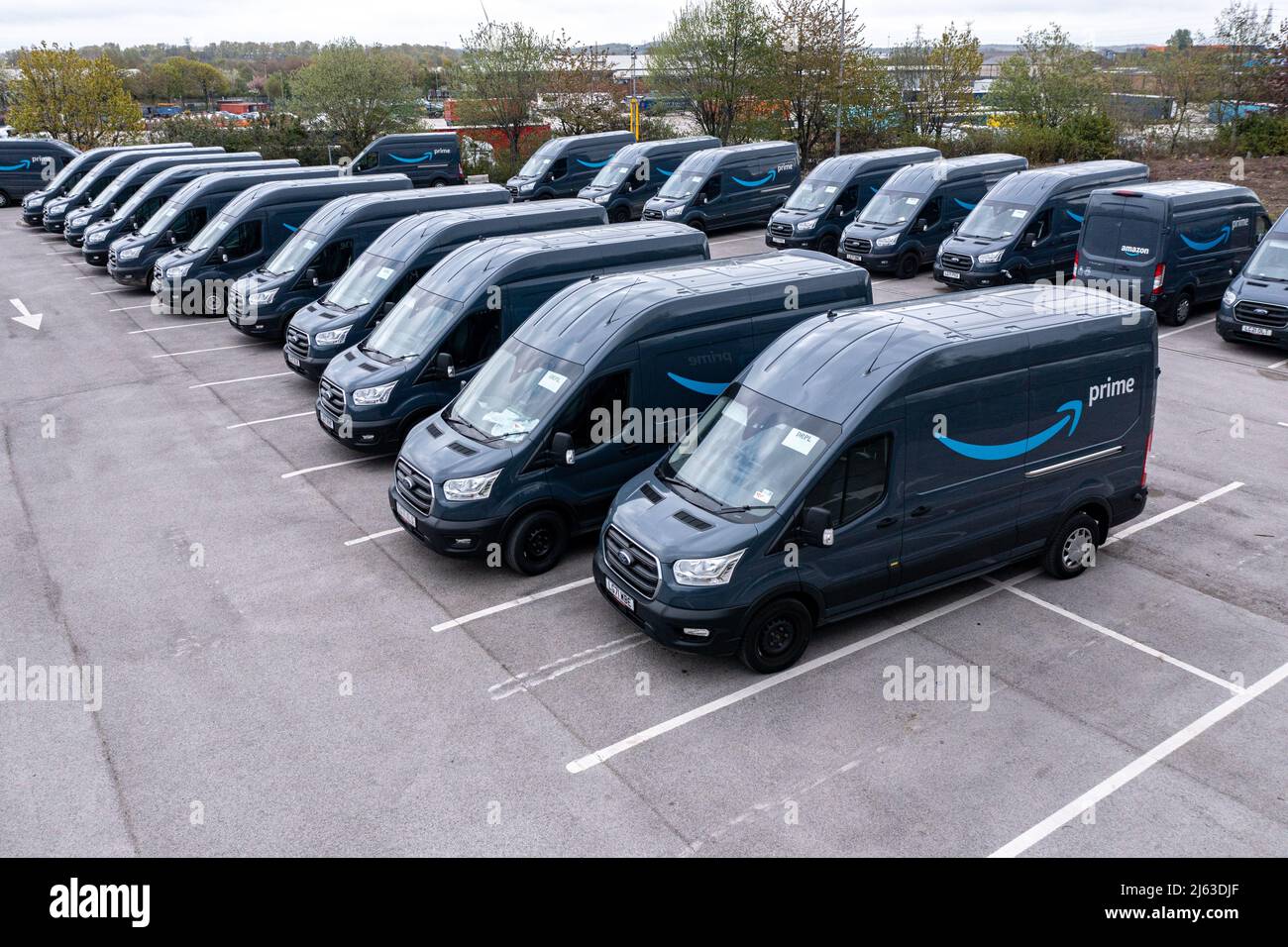 LEEDS, ROYAUME-UNI - 25 AVRIL 2022. Une flotte de fourgonnettes de livraison Amazon Prime Ford Transit prêtes à être chargées pour livrer des articles de magasinage en ligne aux maisons au Royaume-Uni Banque D'Images