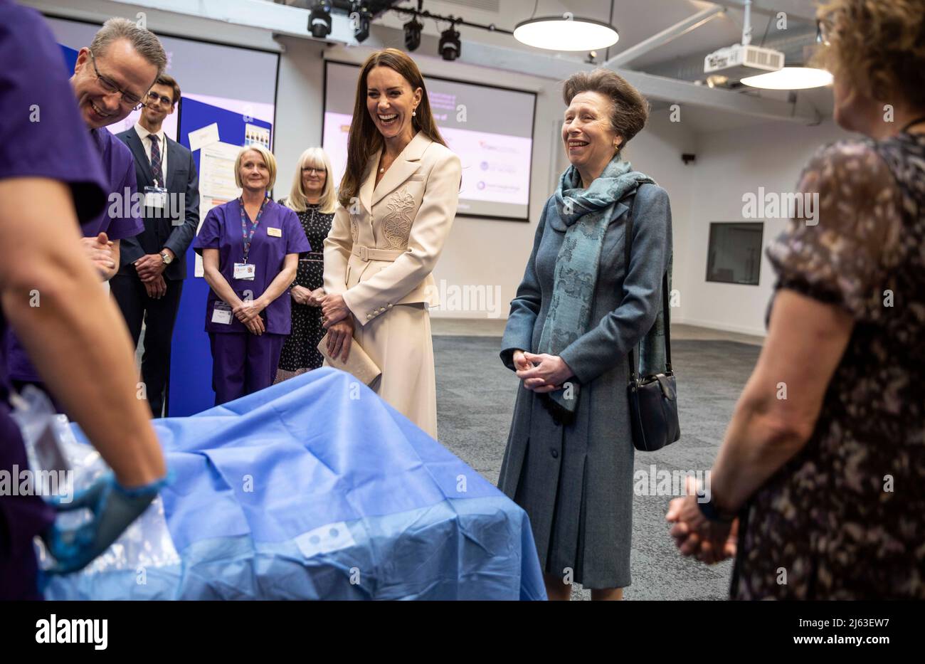 La princesse royale, patronne du Collège royal des sages-femmes (RCM), et la duchesse de Cambridge, patronne du Collège royal des obstétriciens et gynécologues (RCOG), regardent une démonstration d'une opération de césarienne d'urgence simulée par le Dr Katie Cornthwaite à l'aide d'un mannequin, lors d'une visite de leur siège à Londres, Pour savoir comment la MRC et le RCOG travaillent ensemble pour améliorer les soins de santé maternelle et rencontrer des représentants du Centre national pour l'amélioration de la maternité de Tommy. Date de la photo: Mercredi 27 avril 2022. Banque D'Images