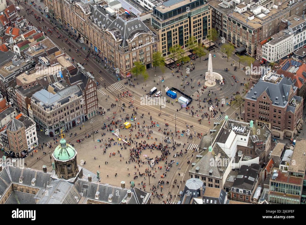 2022-04-27 13:05:04 AMSTERDAM - vue aérienne de la place du Dam pendant le jour du Roi. Après deux ans au cours desquels la Journée du Roi a dû être célébrée à petite échelle en raison de la pandémie de corona, la fête sera célébrée avec exubérance comme d'habitude cette année. ANP BRAM VAN DE BIESES pays-bas - belgique Out crédit: ANP/Alay Live News Banque D'Images