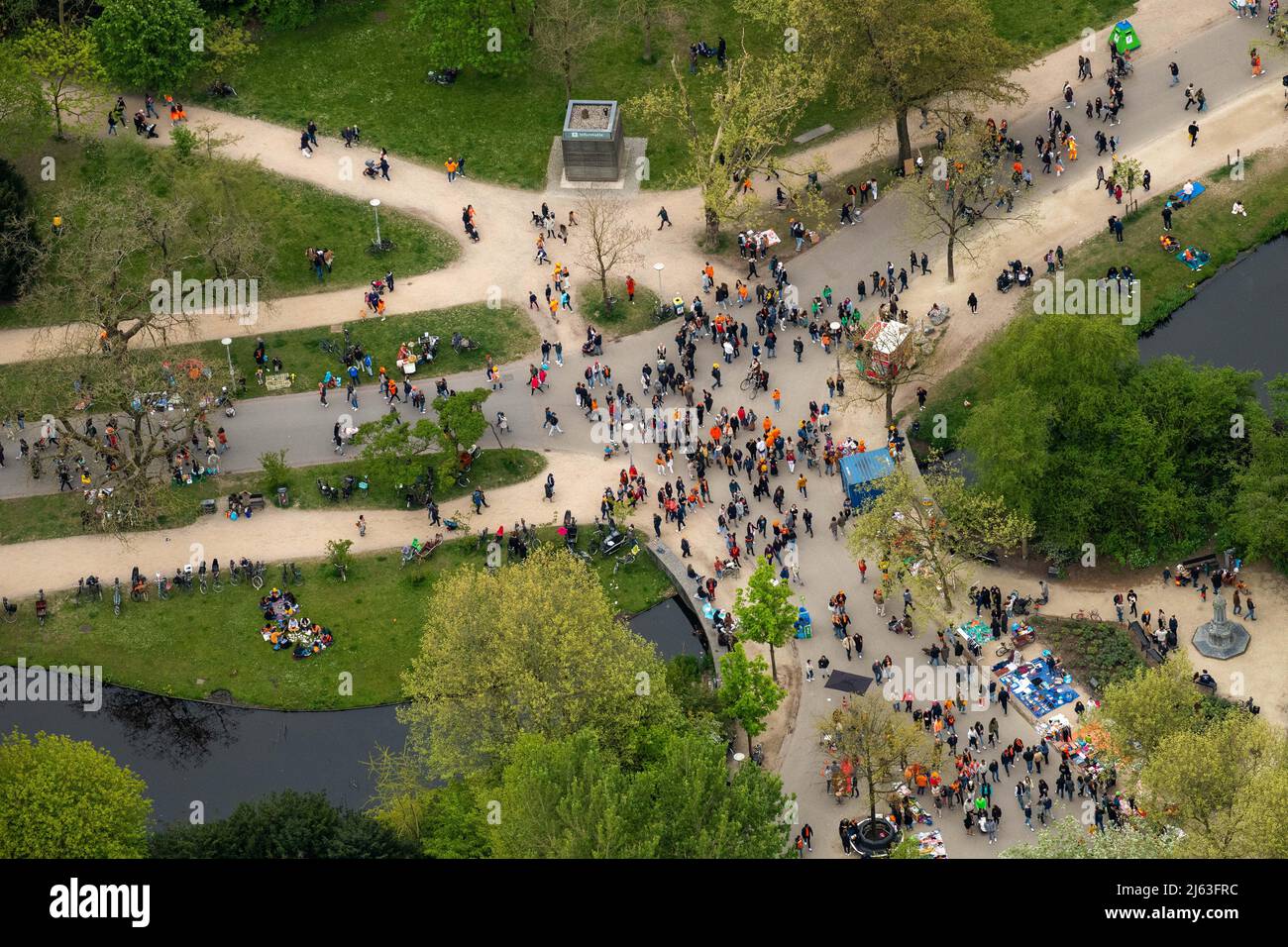 2022-04-27 13:09:04 AMSTERDAM - vue aérienne du Vondelpark pendant le jour du Roi. Après deux ans au cours desquels la Journée du Roi a dû être célébrée à petite échelle en raison de la pandémie de corona, la fête sera célébrée avec exubérance comme d'habitude cette année. ANP BRAM VAN DE BIESES pays-bas - belgique Out crédit: ANP/Alay Live News Banque D'Images