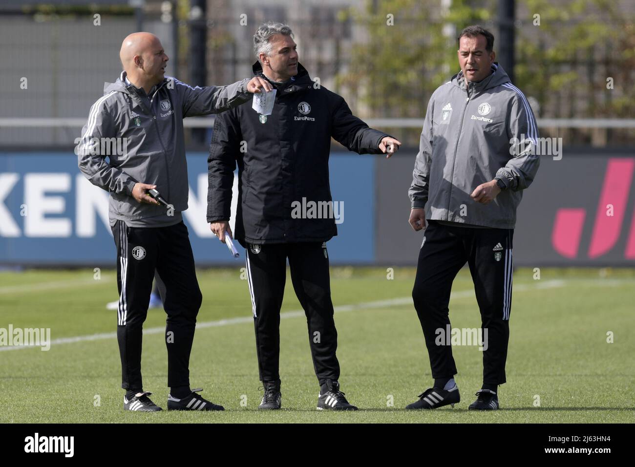 ROTTERDAM - (lr) entraîneur de Feyenoord Arne Slot , entraîneur adjoint de Feyenoord Marino Pusic , entraîneur gardien de Feyenoord Khalid Benlahsen lors de la séance de formation précédant le match entre Feyenoord et Olympique Marseille dans la demi-finale de la conférence au Trainingscomplex 1908 le 27 avril 2022 à Rotterdam, pays-Bas. ANP GERRIT VAN COLOGNE Banque D'Images