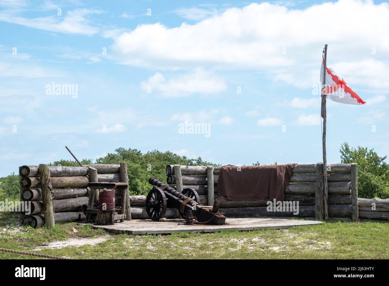 Un point défensif de style espagnol en Floride avec un canon avec l'ancien drapeau espagnol Banque D'Images