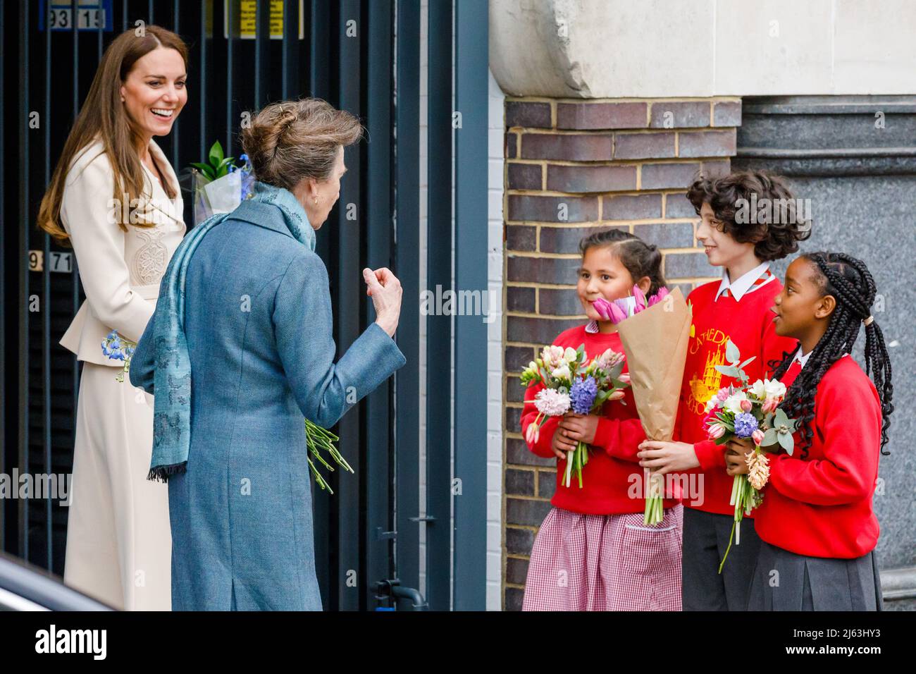 27th avril 2022, Londres, Royaume-Uni. HRH la princesse royale, Patron, le Collège royal des sages-femmes (RCM), et HRH la duchesse de Cambridge, Patron, le Collège royal des obstétriciens et gynécologues (RCOG), ont présenté des fleurs d'écoliers locaux alors qu'ils quittaient le siège de la MRC et du RCOG à Londres. Amanda Rose/Alamy Live News Banque D'Images