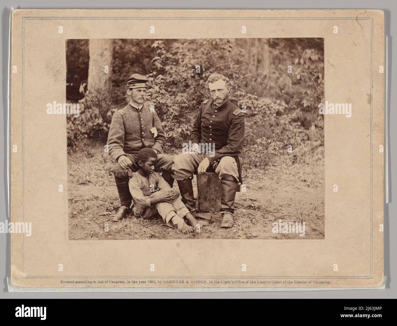 Lieutenant Washington, prisonnier confédéré, et capitaine Custis [sic] (pour le gardien) U.S.A. image par Alexander Gardner. Banque D'Images