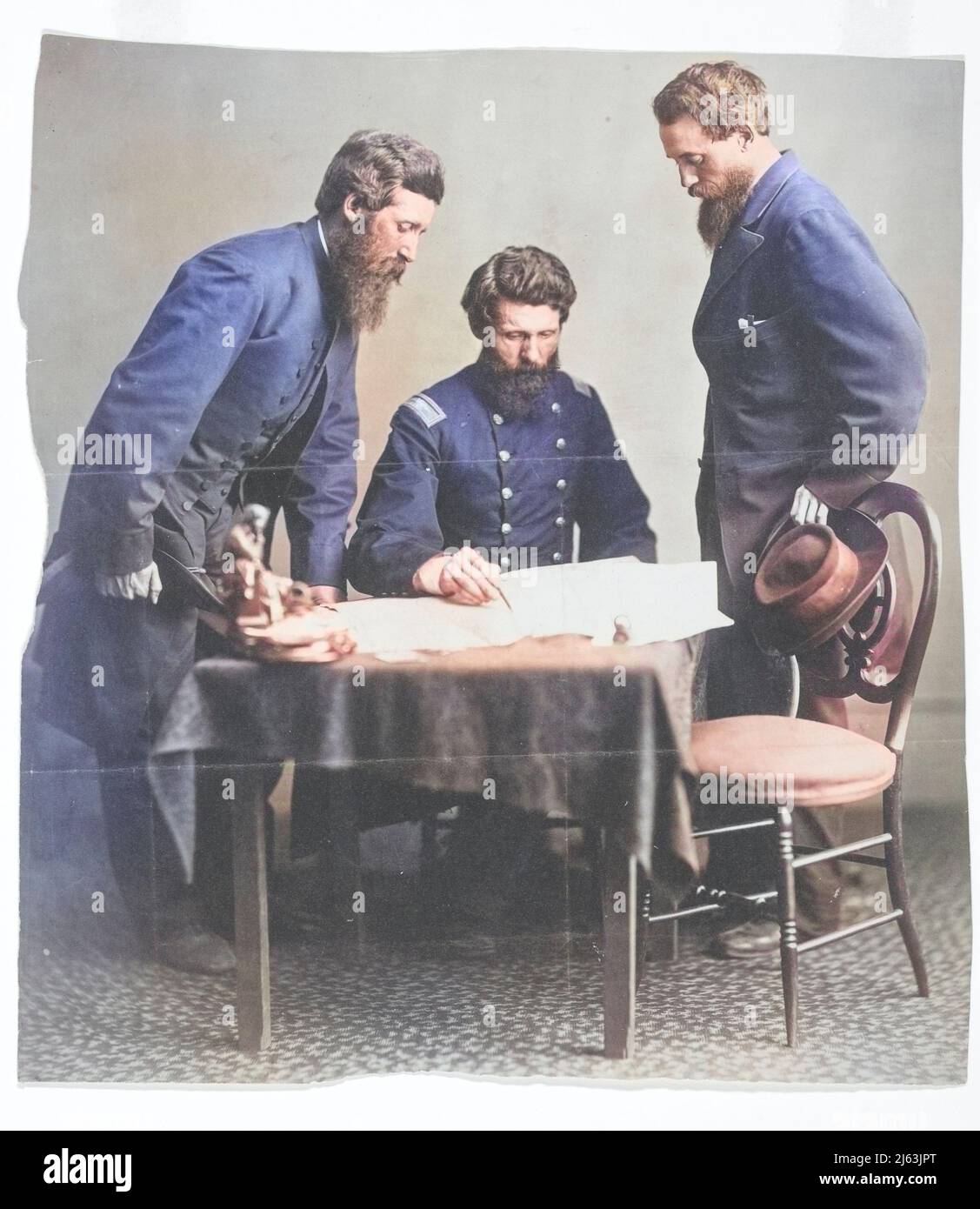 Planification de la capture de Booth & Harold. Le colonel Lafayette C. Baker (C), le lieutenant Luther B. Baker (L) et le colonel Everton J. Conger (R) | Alexander Gardner, 1865 Banque D'Images
