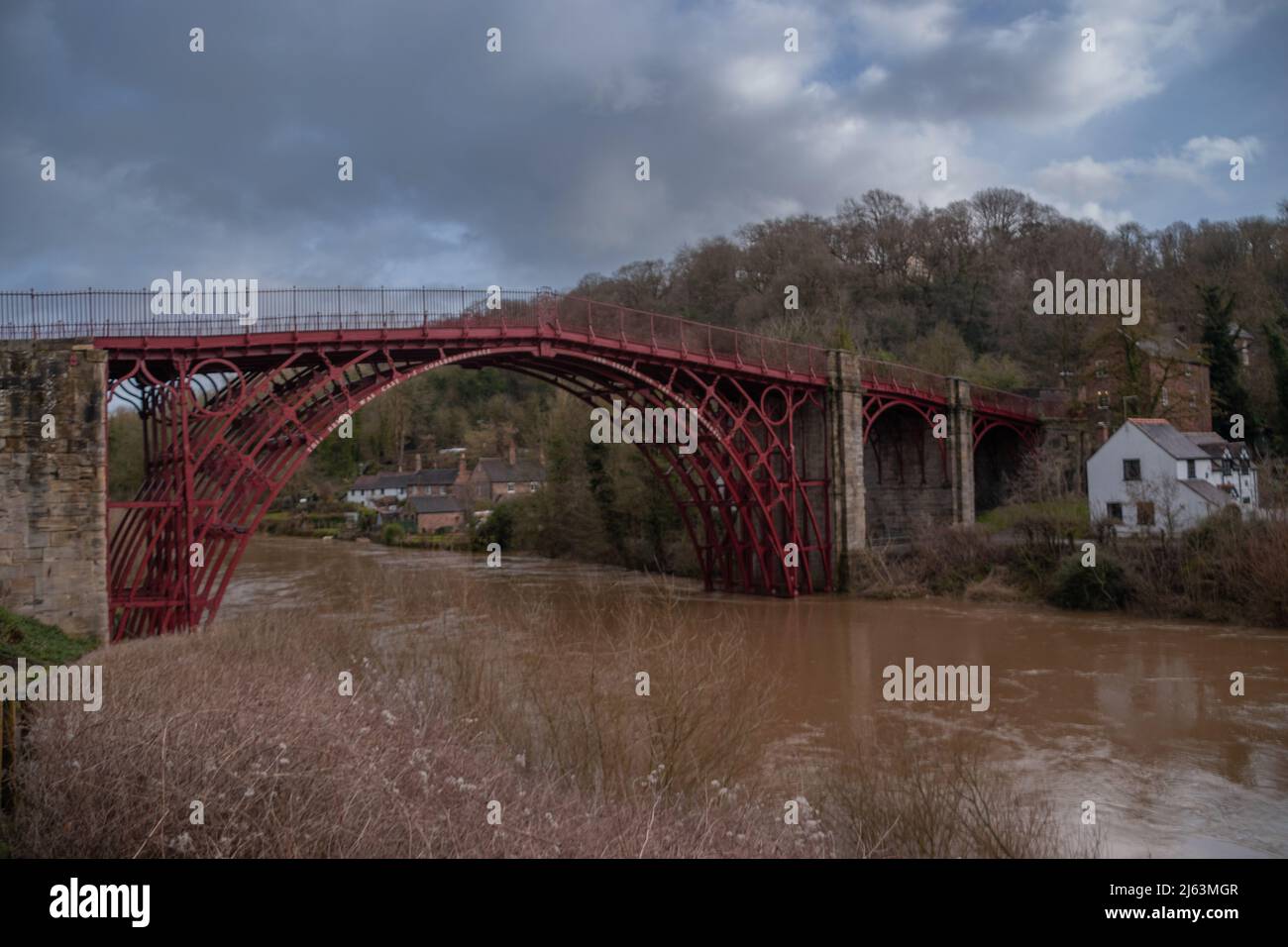 Le pont de fer au-dessus de la rivière Severn pendant une période de fortes inondations, la gorge d'Ironbridge dans le quartier de Telford et Wrekin dans le Shropshire, en Angleterre. Banque D'Images