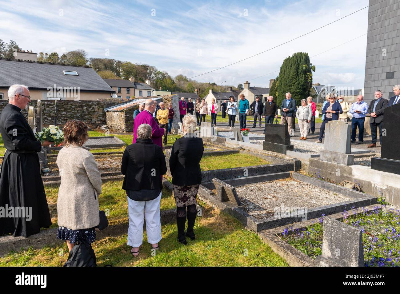 Dunmanway, West Cork, Irlande. 27th avril 2022. Aujourd'hui est le 100th anniversaire des meurtres de la vallée de Bandon, où 3 hommes de Dunmanway ont été tués par balle. L'évêque de Cork, Cloyne et Ross, le Dr Paul Colton, parle avant de déposer une couronne sur la tombe de la victime David Gray, âgée de 37 ans. Crédit : AG News/Alay Live News Banque D'Images