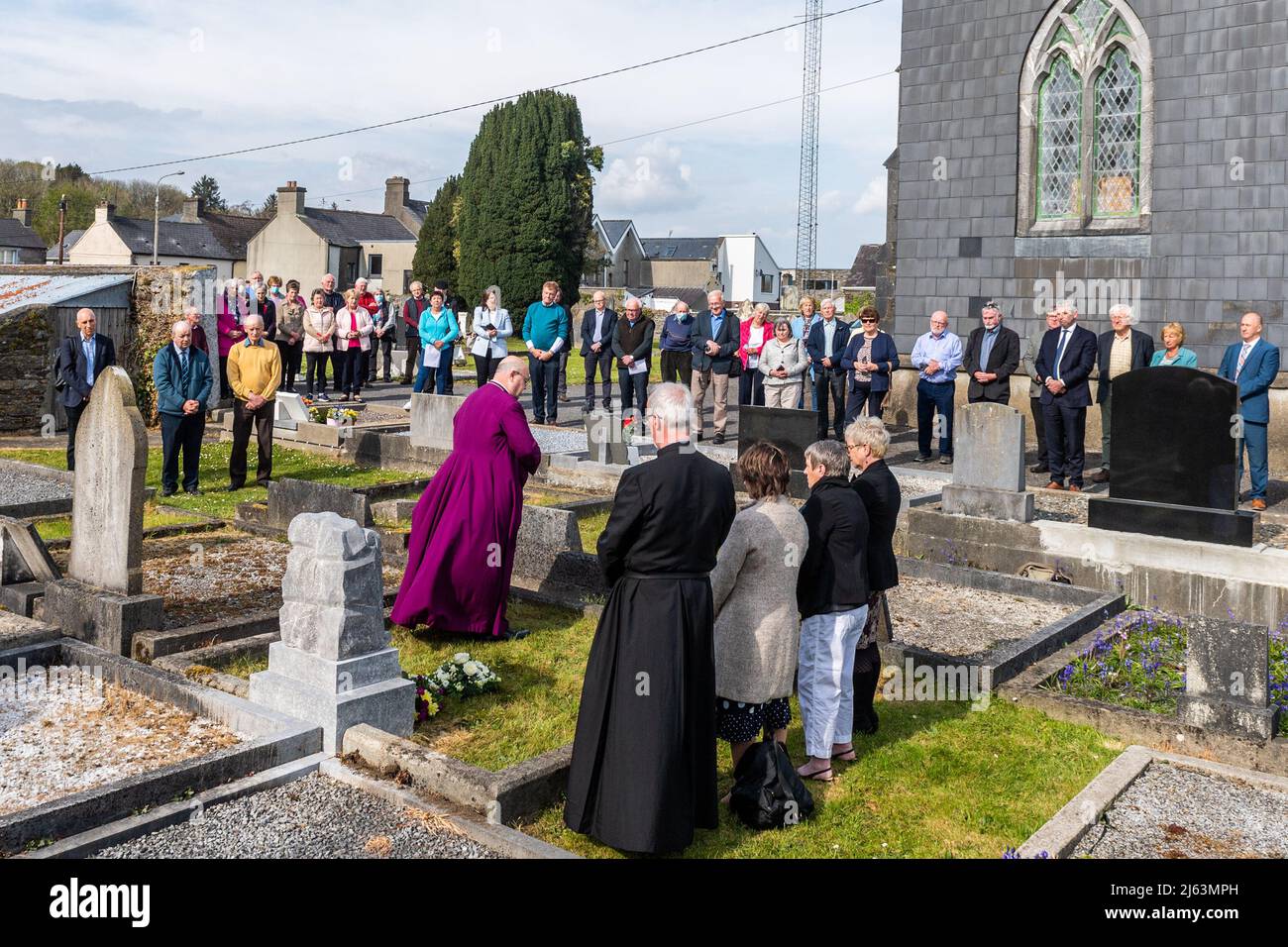 Dunmanway, West Cork, Irlande. 27th avril 2022. Aujourd'hui est le 100th anniversaire des meurtres de la vallée de Bandon, où 3 hommes de Dunmanway ont été tués par balle. L'évêque de Cork, Cloyne et Ross, le Dr Paul Colton, prie après avoir déposé une couronne sur la tombe de la victime David Gray, âgée de 37 ans. Crédit : AG News/Alay Live News Banque D'Images