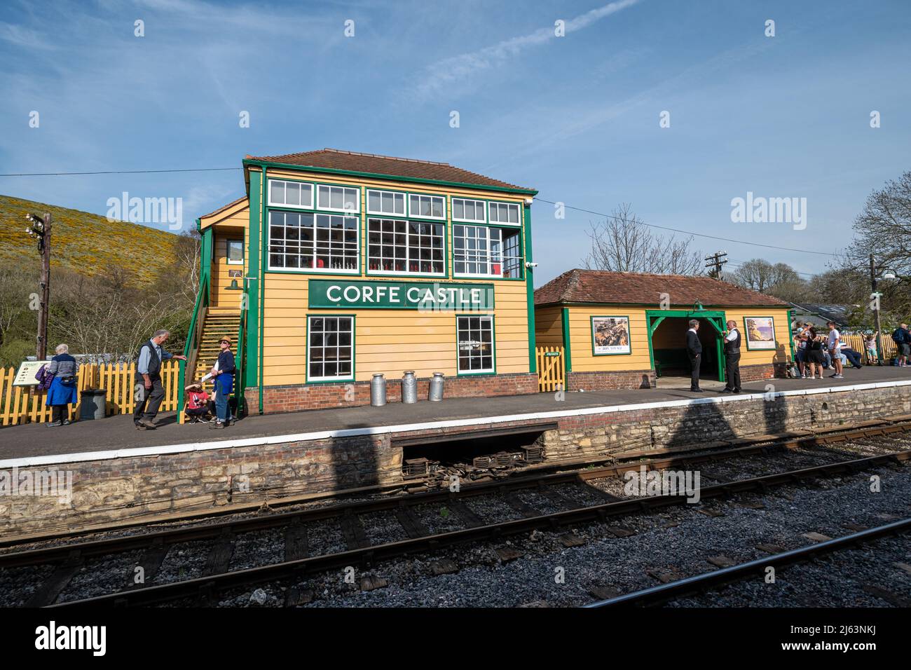 Corfe Castle Station sur le Swanage Railway, Dorset, Angleterre, Royaume-Uni. Les gens attendent sur la plate-forme pour un train. Banque D'Images