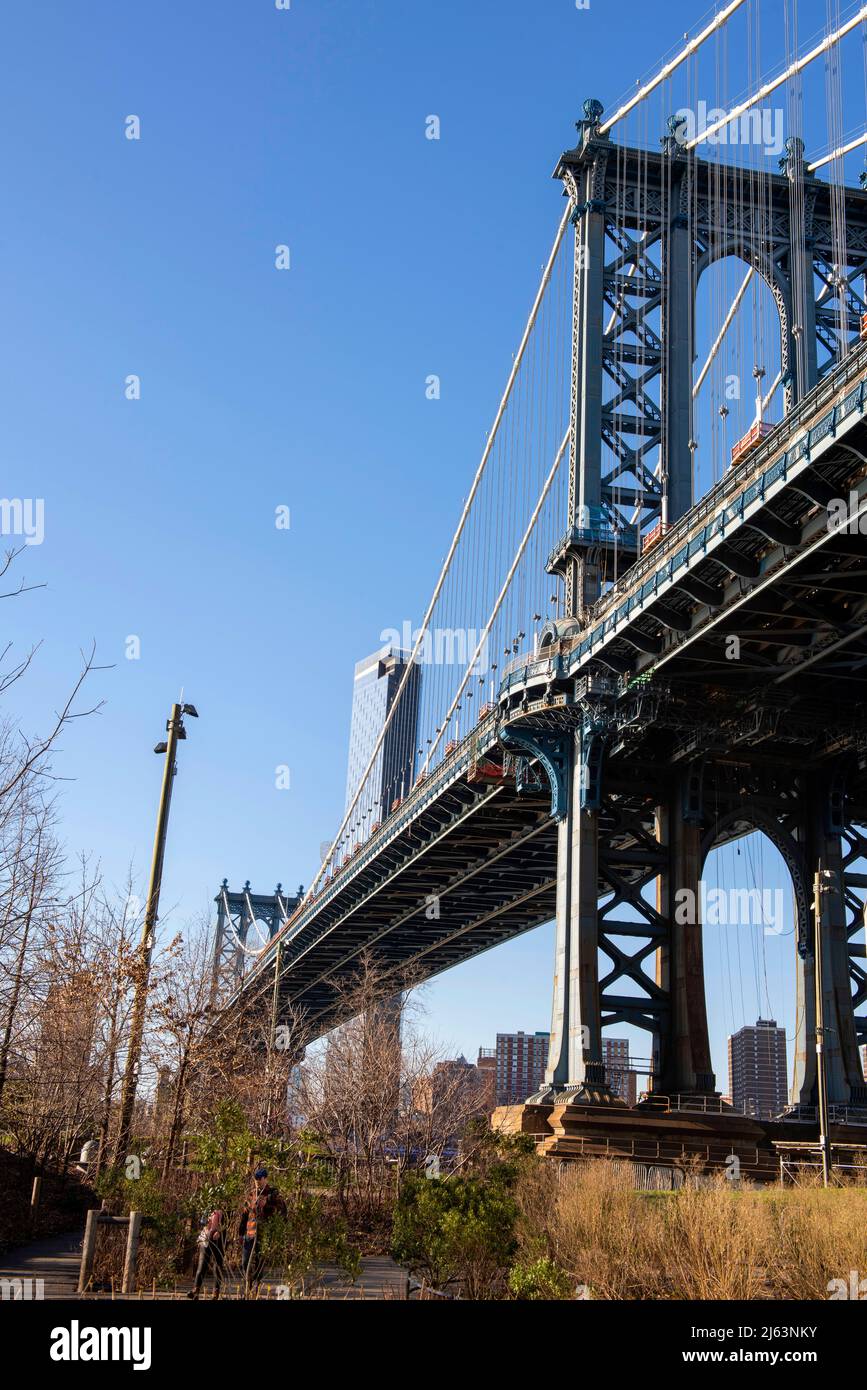 Vue célèbre sur le pont de Manhattan, prise de DUMBO à Brooklyn, New York, États-Unis Banque D'Images