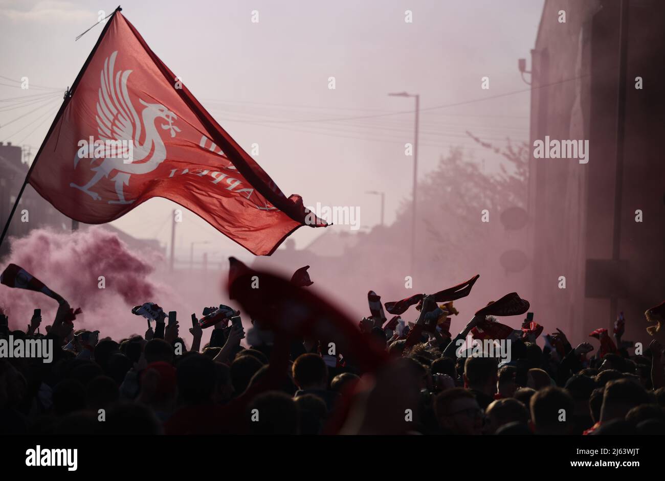 Liverpool fans outside the stadium Banque de photographies et d’images