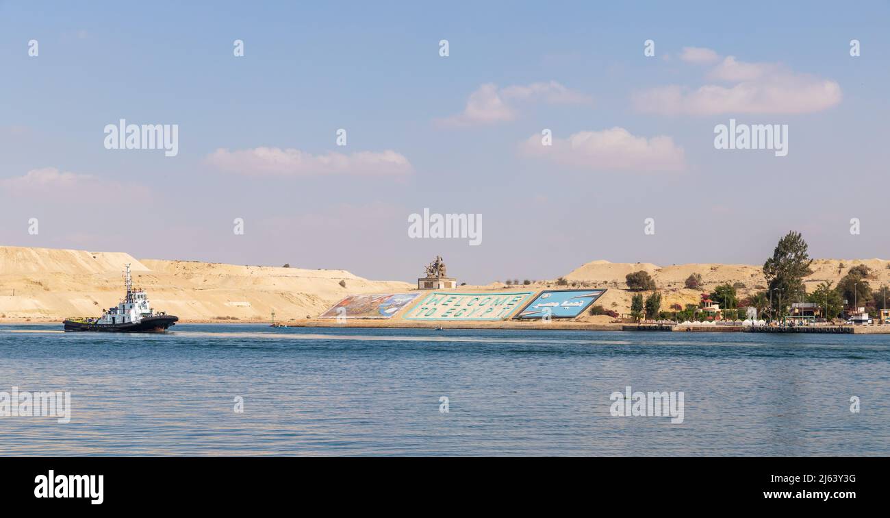 Ismailia, Egypte - 1 novembre 2021 : un bateau à remorqueurs part du canal de Suez par une journée ensoleillée Banque D'Images