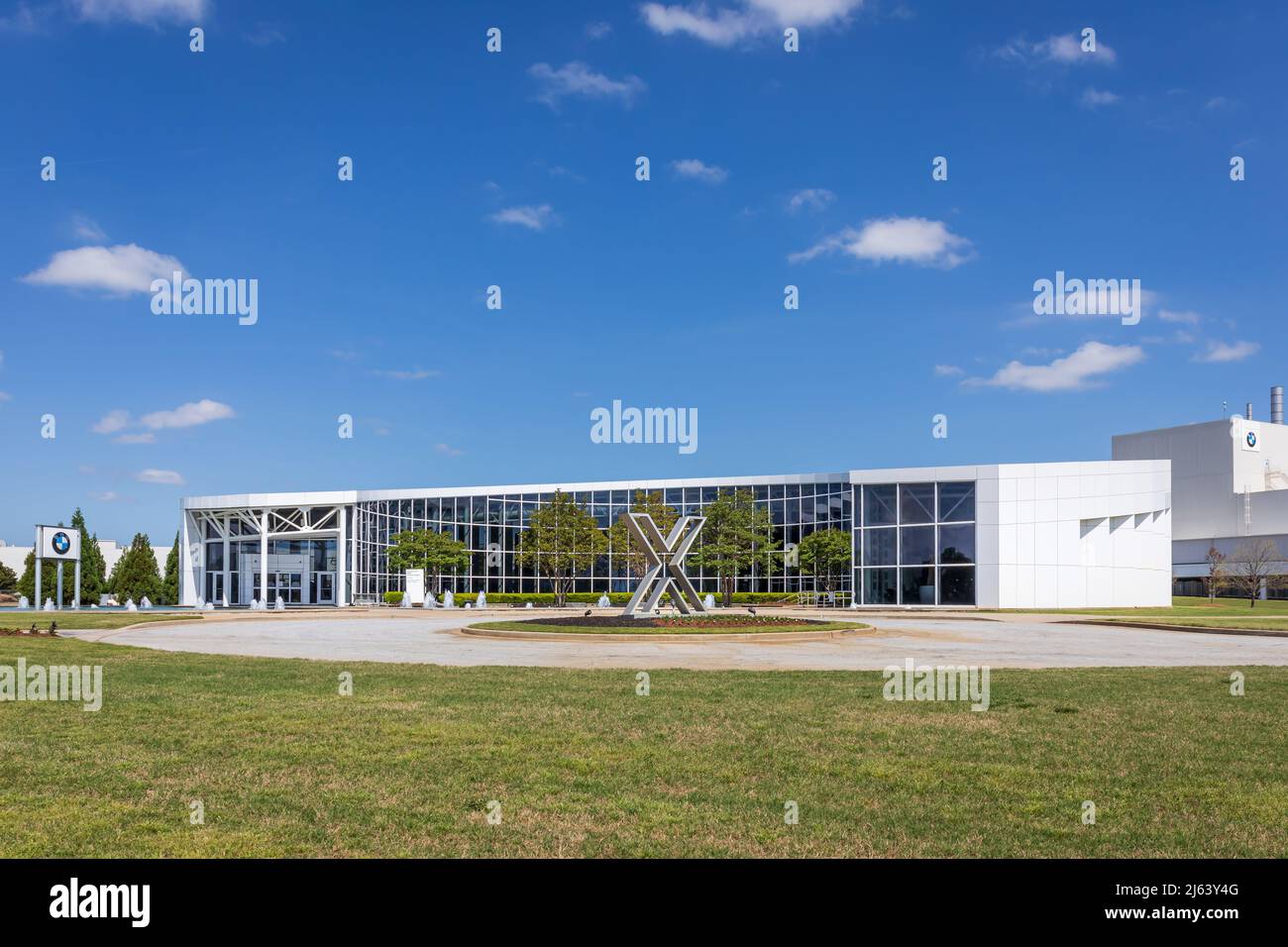 GREER, SC, Etats-Unis 24 AVRIL 2022: Centre d'accueil BMW Zentrum, présentant des panneaux de construction, campus et BMW. Banque D'Images