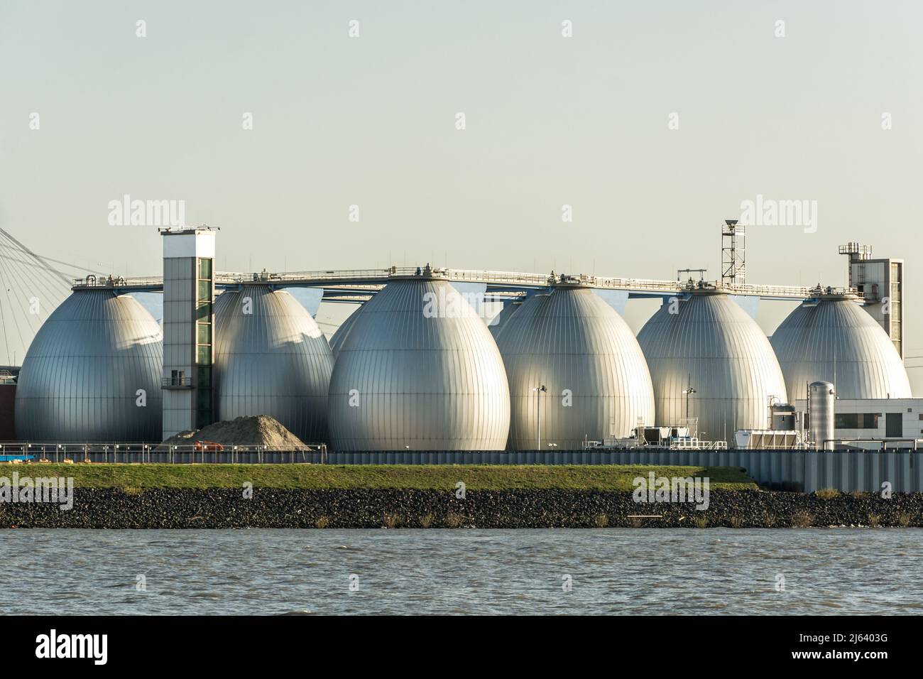 Réservoir de stockage de gaz dans la zone portuaire de Hambourg, Allemagne Banque D'Images