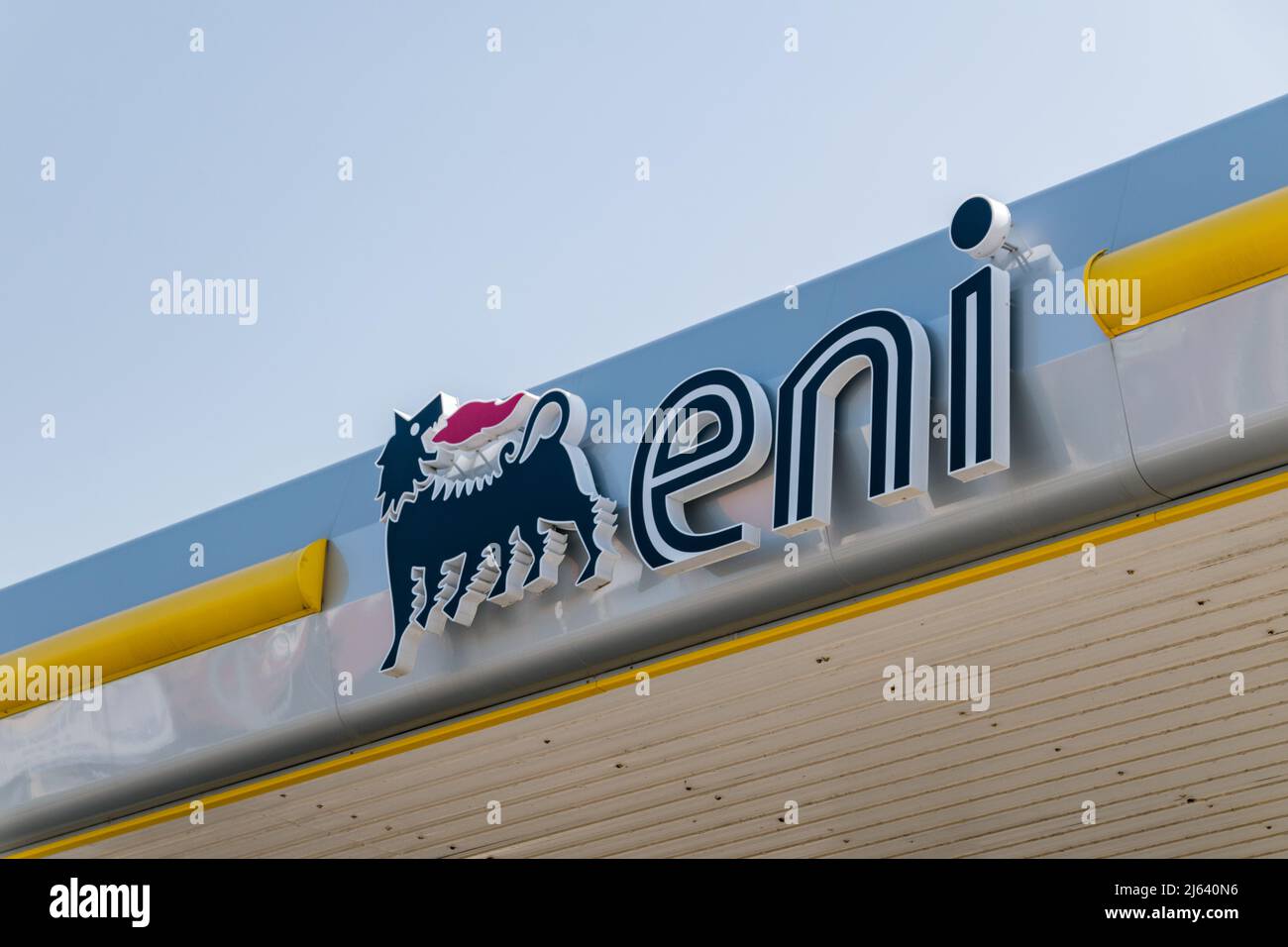 Paphos, Chypre - 2 avril 2022 : logo d'Eni sur la station-service. ENI est une multinationale italienne du pétrole et du gaz dont le siège est à Rome. Banque D'Images