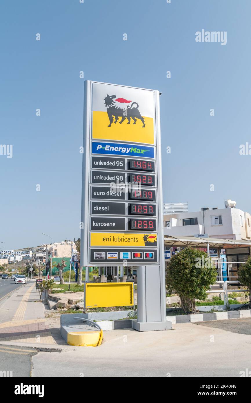 Paphos, Chypre - 2 avril 2022: Tableau des prix sur Eni sur station-service. ENI est une multinationale italienne du pétrole et du gaz dont le siège est à Rome. Banque D'Images