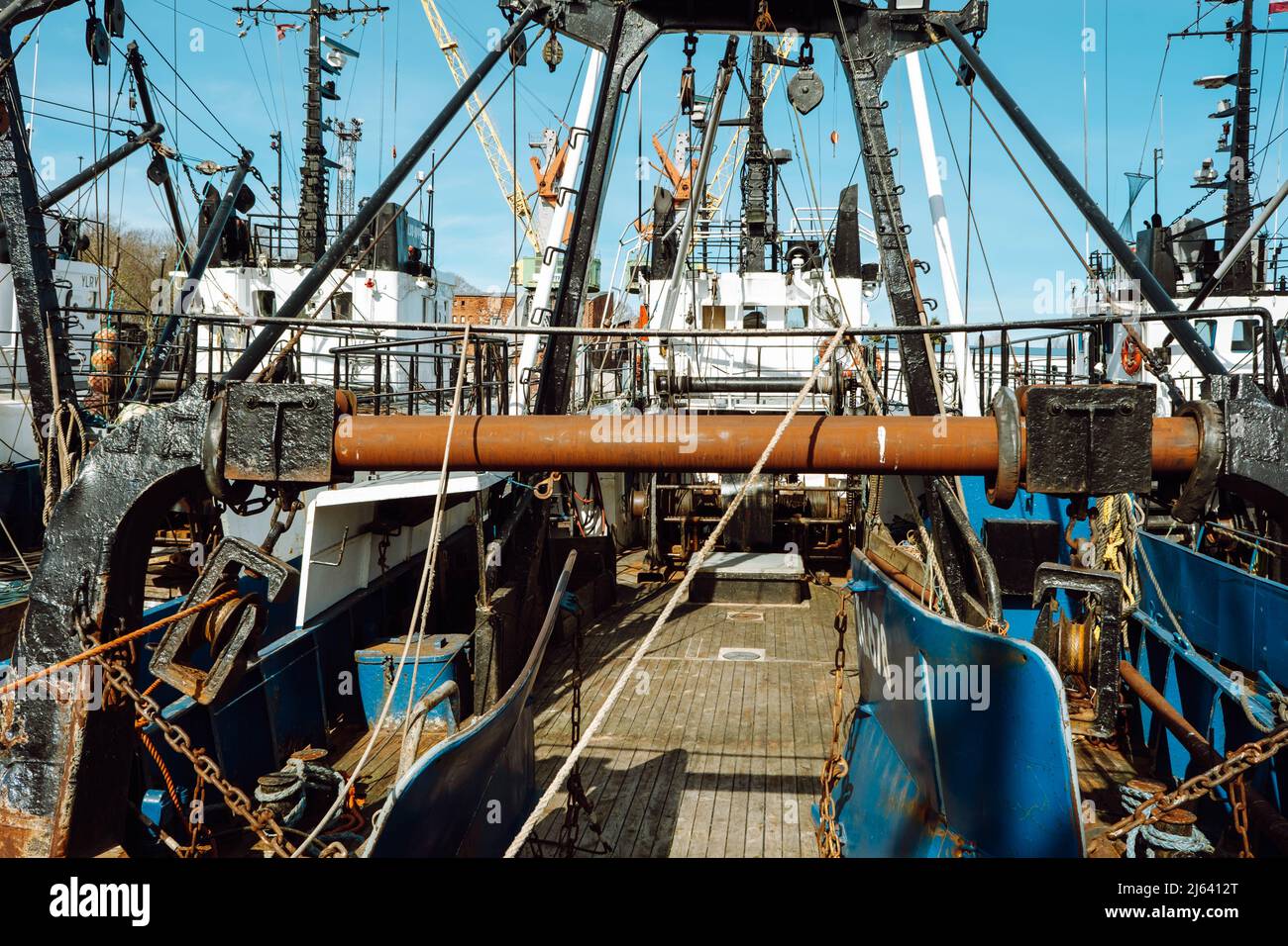Pêche au chalut. Un gros chalut avec du poisson a été traîné sur le pont du navire. Banque D'Images