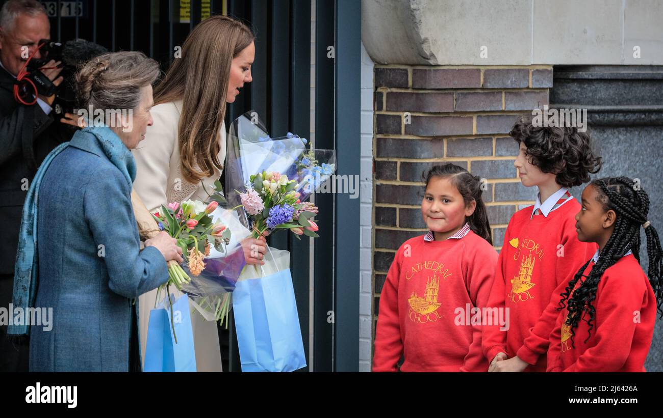 Londres, Royaume-Uni. 27th avril 2022. Les visiteurs royaux sont présentés avec des fleurs par des écoliers locaux. La princesse royale, le patron, le Collège royal des sages-femmes (MRC) et la duchesse de Cambridge, le patron, le Collège royal des obstétriciens et gynécologues (RCOG), visiteront le siège de la MRC et du RCOG à Londres. Abritant une collection d'organisations de soins de santé pour femmes qui se consacrent à l'amélioration et à la défense des soins de santé pour les femmes, le centre a été conçu par le RCOG pour favoriser la collaboration dans l'ensemble du secteur. Banque D'Images