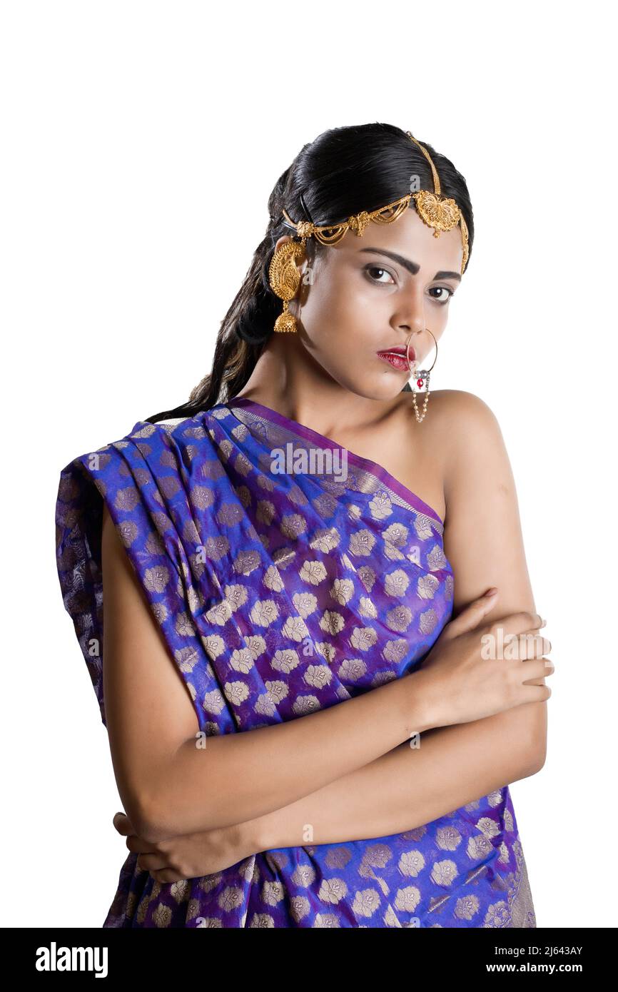 une fille indienne portant une traditionnelle saree bleue indienne et une simple joaillerie Banque D'Images