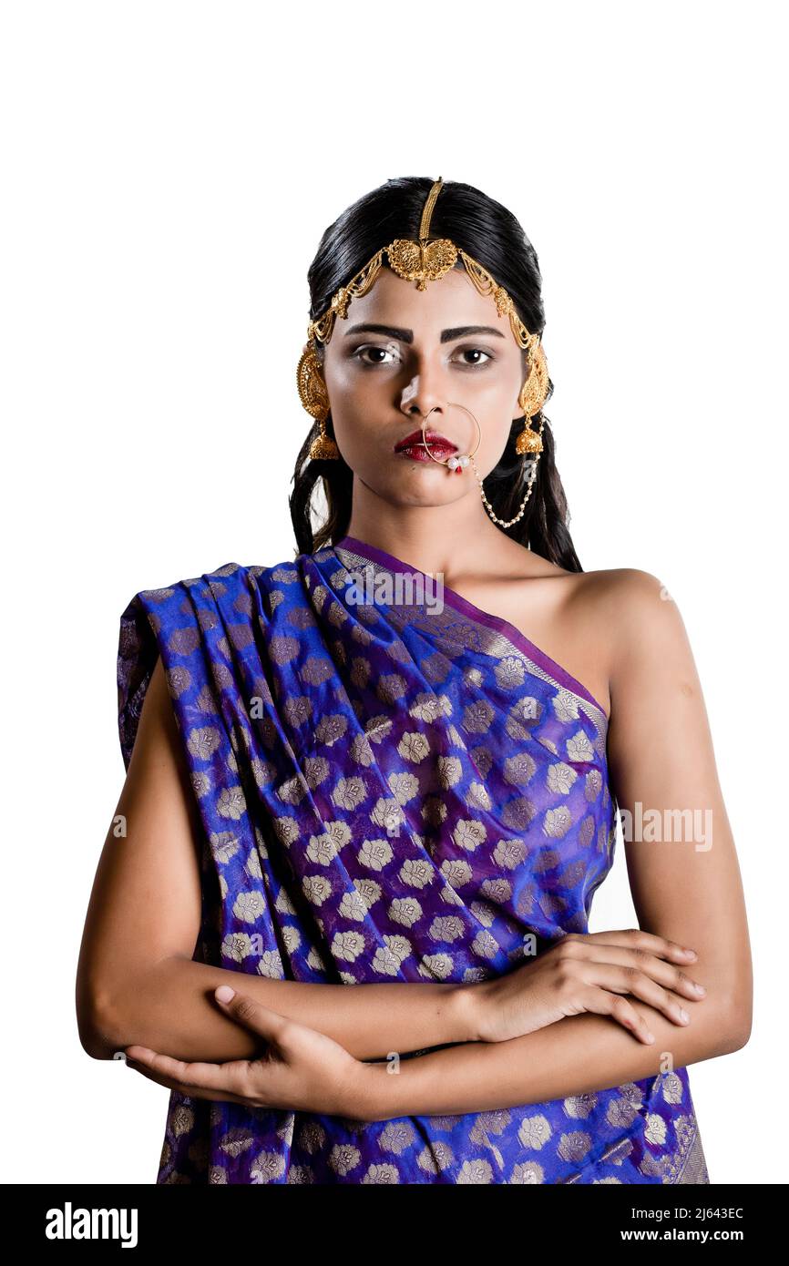 une fille indienne portant une traditionnelle saree bleue indienne et une simple joaillerie Banque D'Images