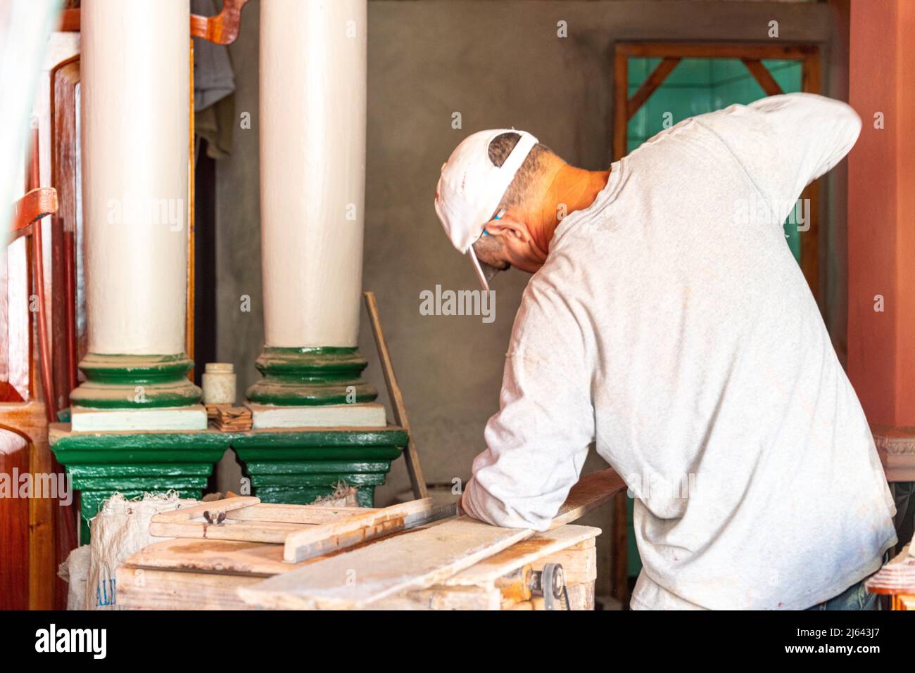 Homme cubain travaillant à la revitalisation d'un bâtiment colonial intérieur, Sagua la Grande, Cuba Banque D'Images