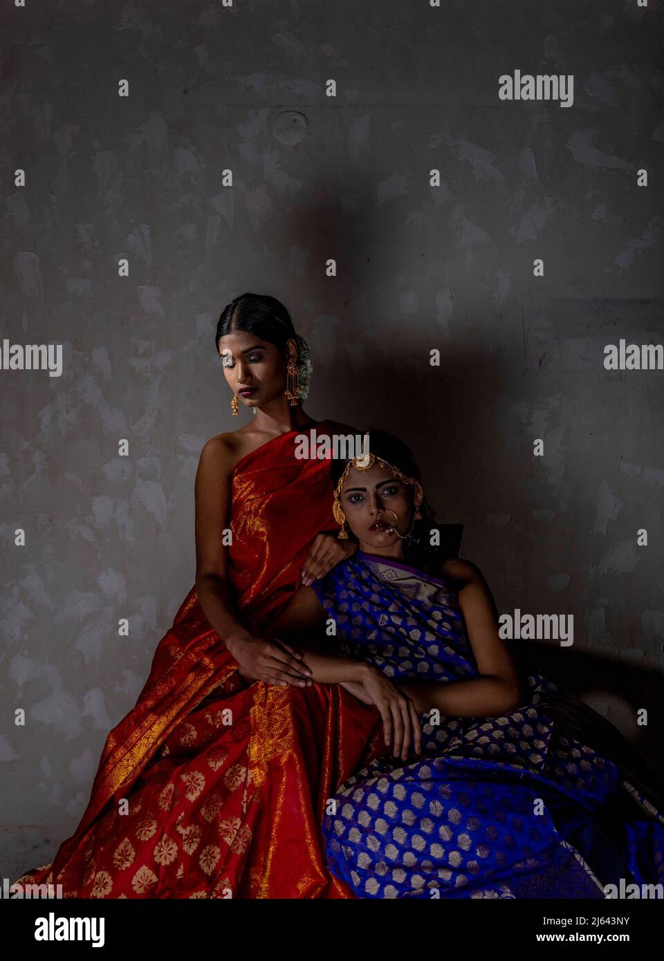 Deux indiennes en saree orange et bleu indien traditionnel Banque D'Images