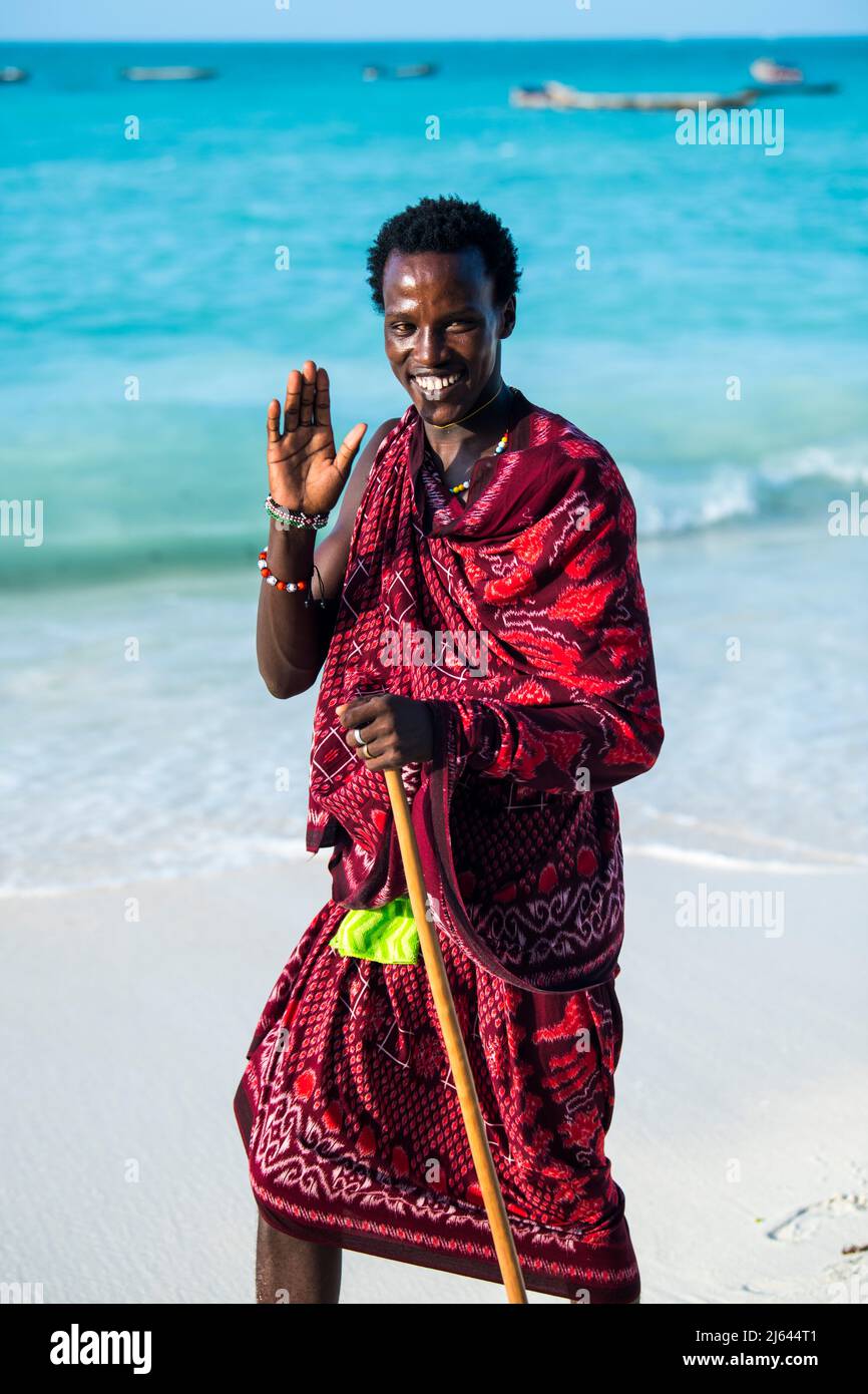 Zanzibar, Tanzanie - janvier 02,2019: Les guerriers Masai vêtus de vêtements traditionnels sur la plage de sable de l'île de Zanzibar. Banque D'Images Zanzibar, Tanzanie - janvier 02,2019: Les guerriers Masai vêtus de vêtements traditionnels sur la plage de sable de l'île de Zanzibar. Banque D'Images