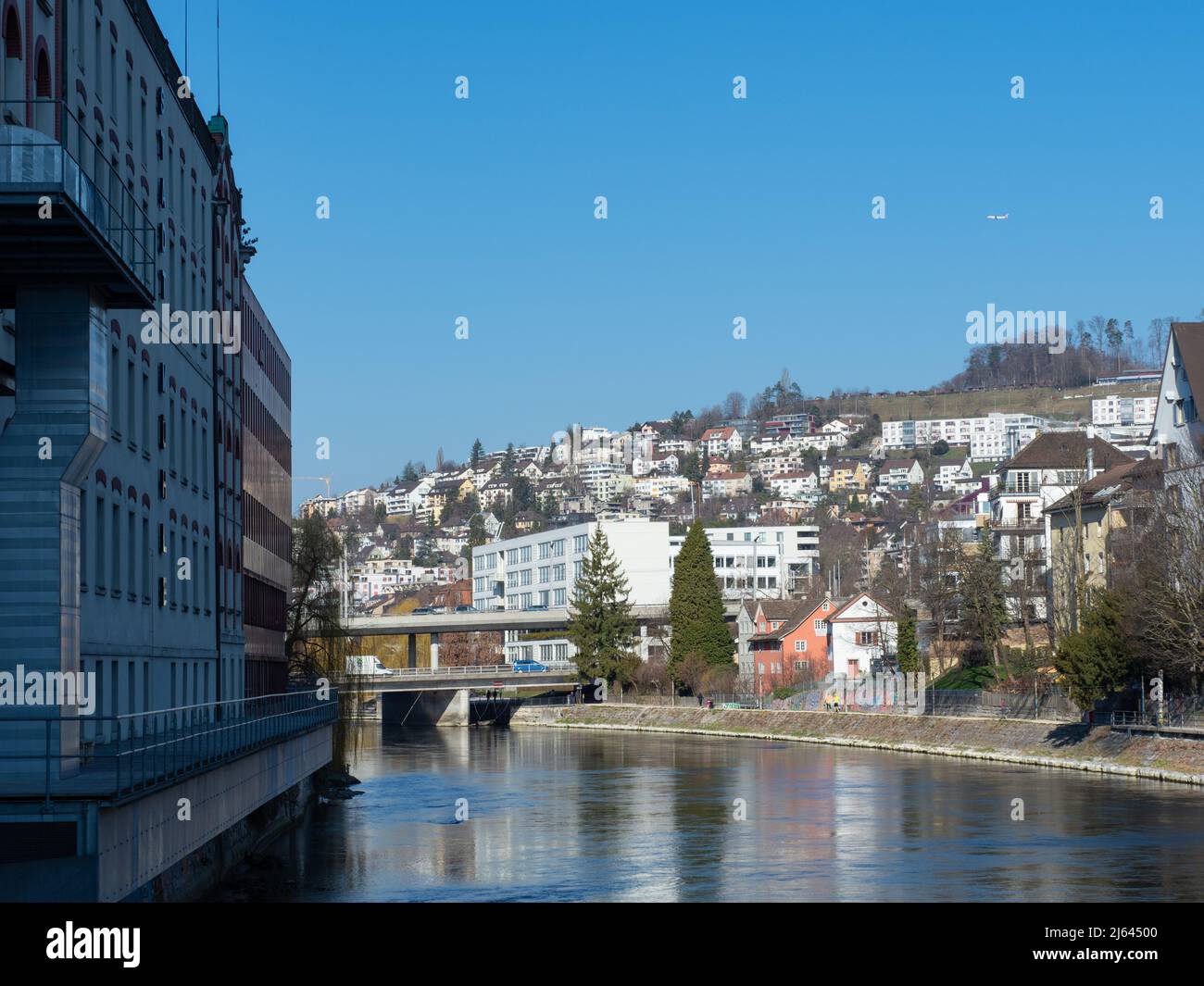 Zurich, Suisse - mars 5th 2022 : vue sur le moulin suisse et le fleuve Limmat vers les zones de logement Banque D'Images