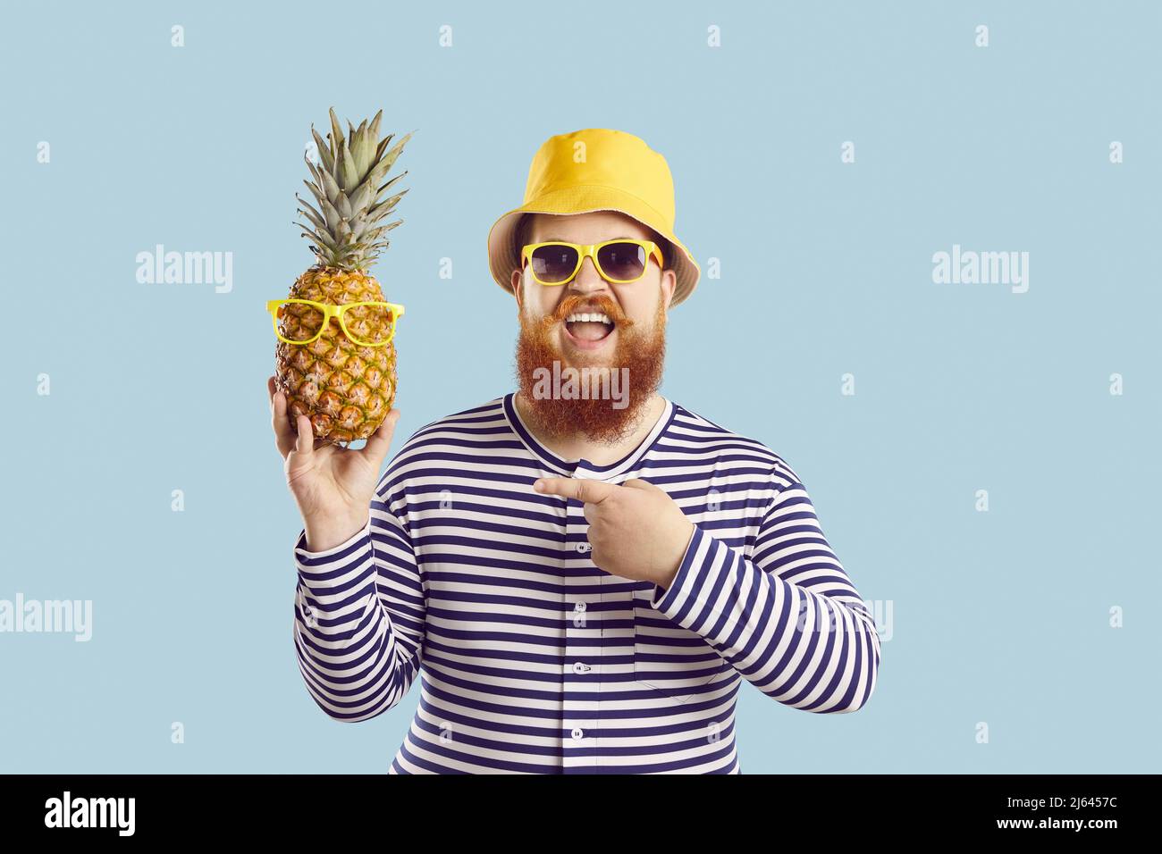 Drole de chubby homme en maillot de bain raye chapeau et lunettes de soleil souriant et tenant l ananas Photo Stock Alamy