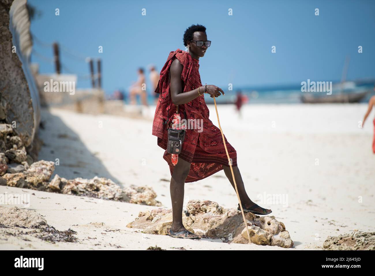 Zanzibar, Tanzanie - janvier 02,2019: Les guerriers Masai vêtus de vêtements traditionnels sur la plage de sable de l'île de Zanzibar. Banque D'Images Zanzibar, Tanzanie - janvier 02,2019: Les guerriers Masai vêtus de vêtements traditionnels sur la plage de sable de l'île de Zanzibar. Banque D'Images