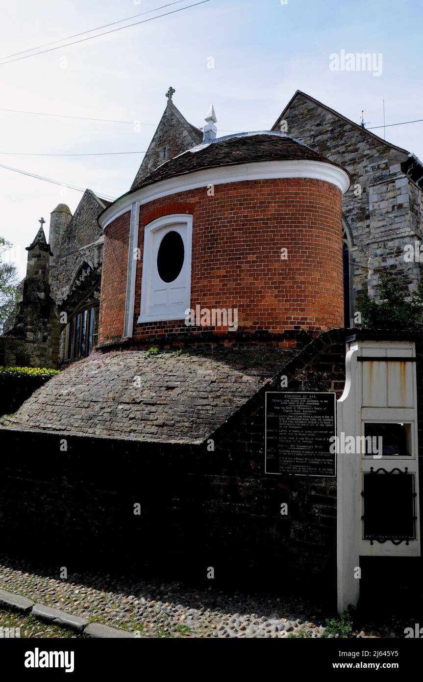 Le buit en brique a mangé la citerne dans la ville historique de Rye, dans l'est du Sussex, en Angleterre. Les dates de la citerne forment environ 1735. Banque D'Images