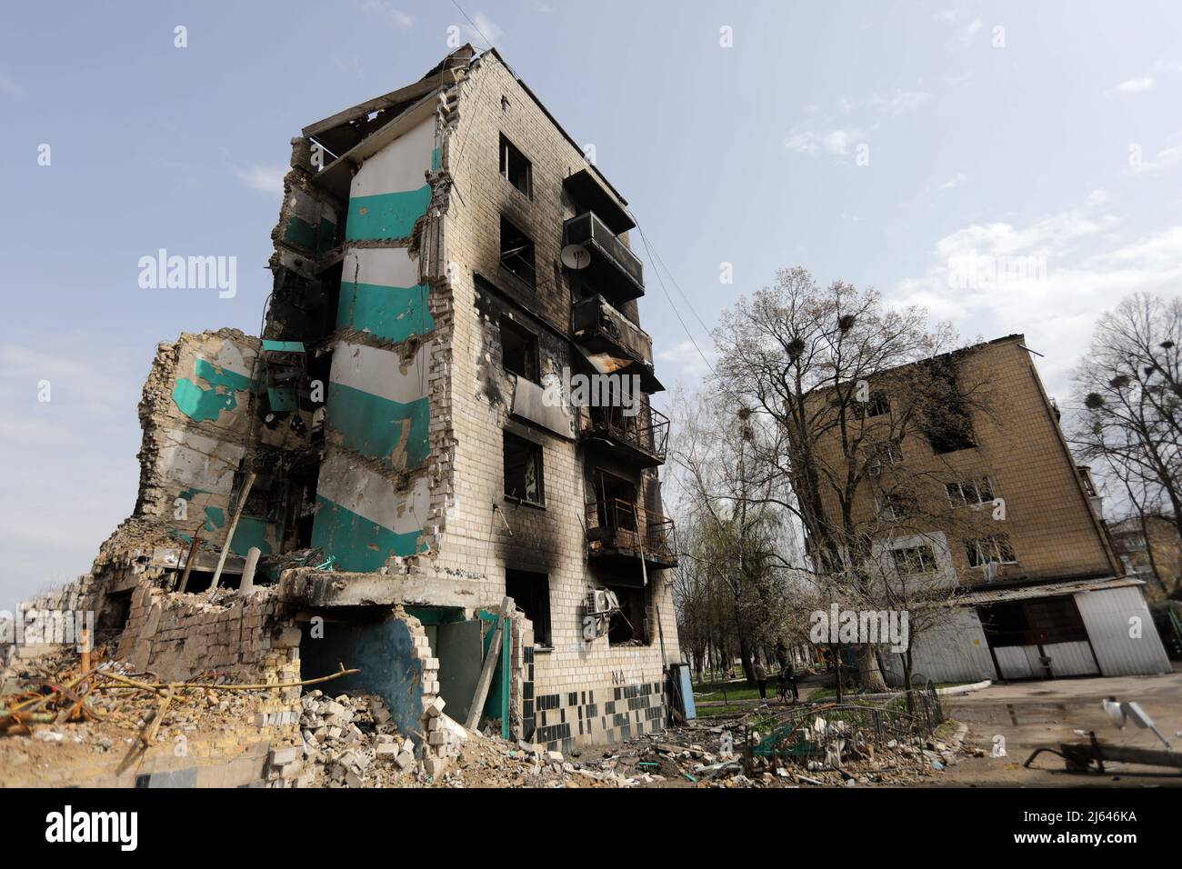 Une section reste debout dans un immeuble endommagé à la suite de bombardements russes à Borodianka, un village urbain libéré des envahisseurs russes, dans la région de Kiev, dans le nord de l'Ukraine, le 25 avril 2022. Photo de Yuliia Ovsiannikova/Ukrinform/ABACAPRESS.COM Banque D'Images
