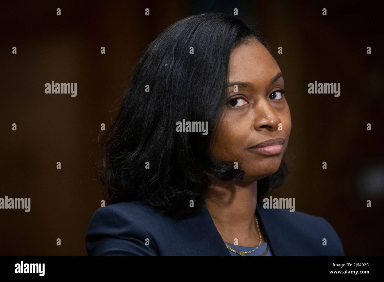 Natasha C. Merle comparaît devant une audience de la Commission du Sénat sur la magistrature pour sa nomination au poste de juge de district des États-Unis pour le district de l'est de New York, dans l'édifice Dirksen du Bureau du Sénat à Washington, DC, le mercredi 27 avril 2022. Crédit : Rod Lamkey/CNP/MediaPunch Banque D'Images