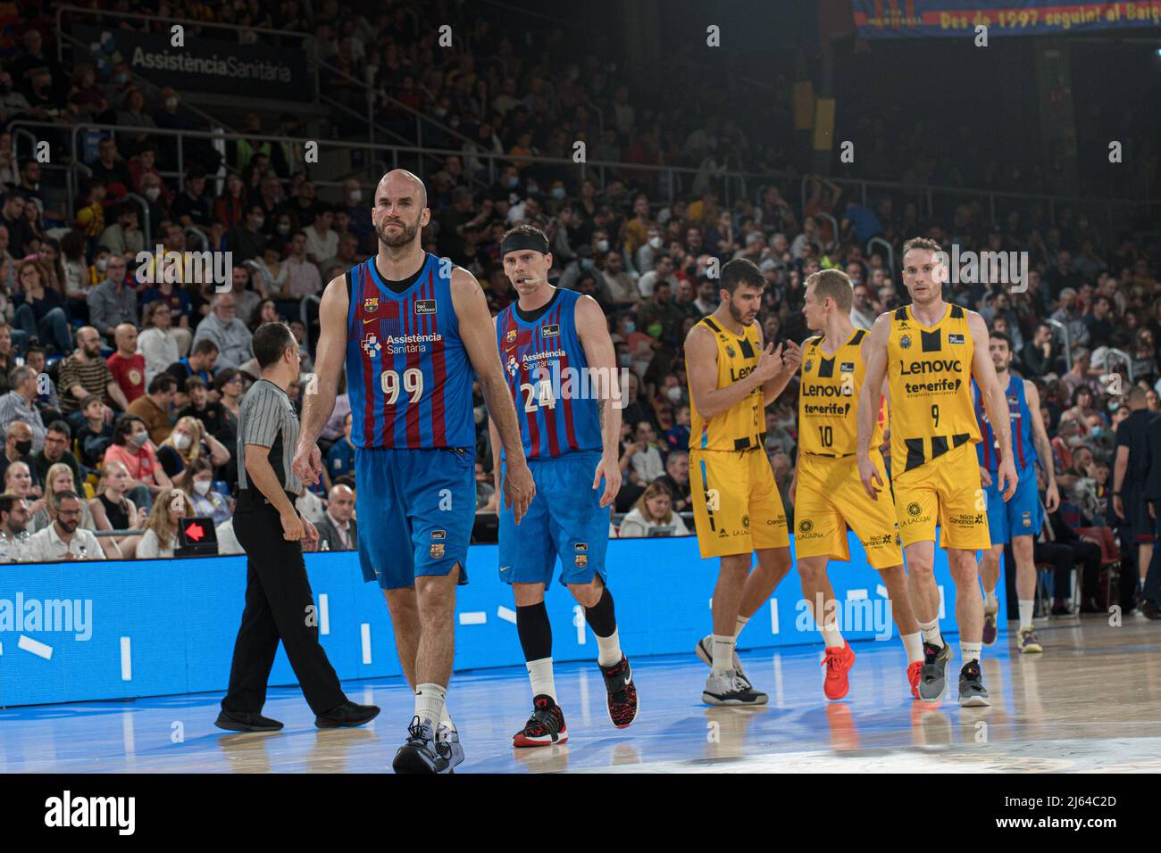 Brandon Davies et Bruno Fitipaldo vus en action pendant le match de la Ligue Endesa entre la F.C Barcelona et Lenovo Tenerife au Palau Blaugrana. Score final; F.C Barcelona 69:65 Lenovo Tenerife Banque D'Images