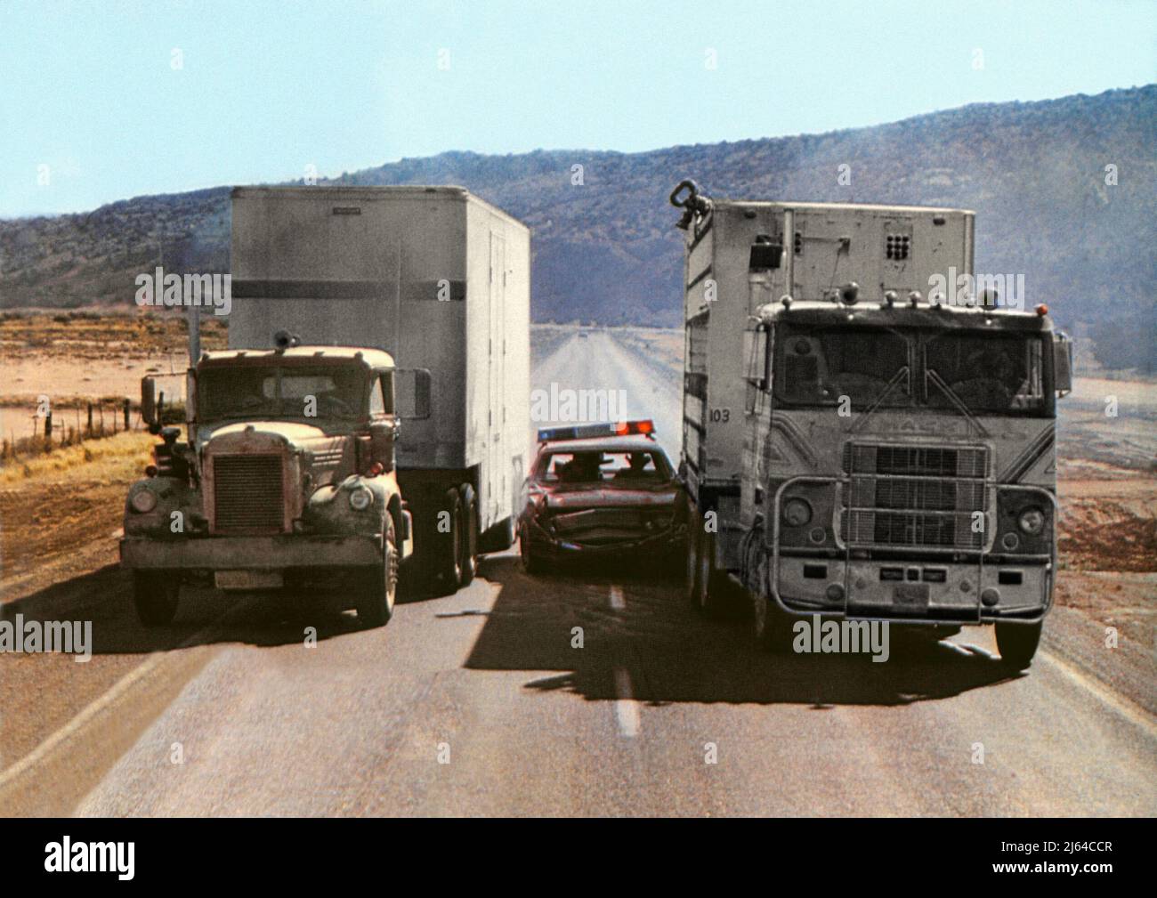 LES CAMIONS ÉCRASENT LA VOITURE DE POLICE, CONVOI, 1978 Banque D'Images