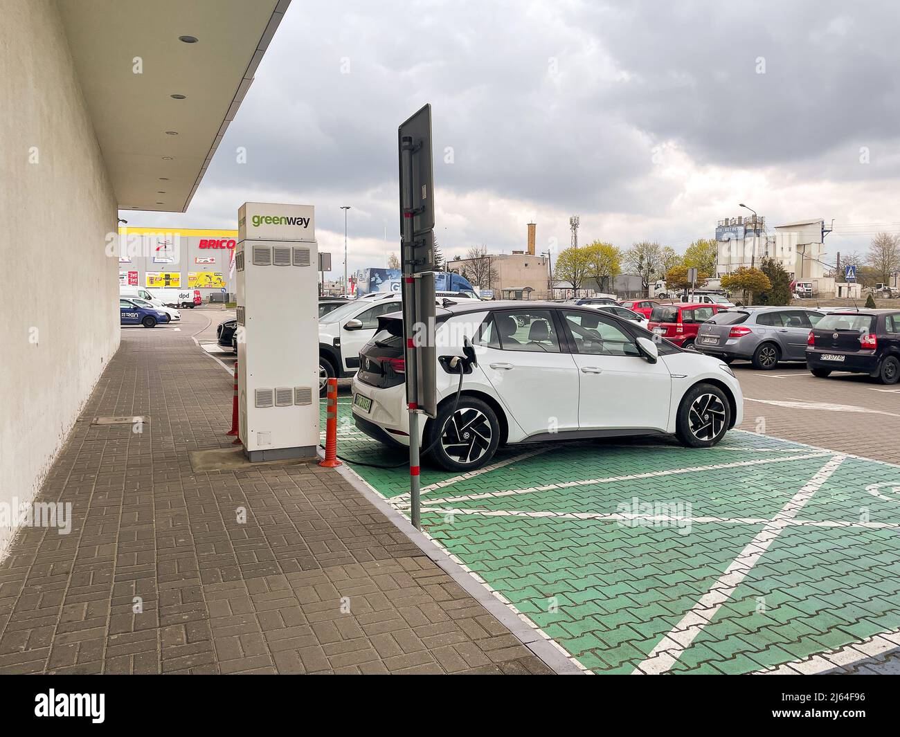 Pologne, Poznan - 23 avril 2022 Greenway Polska poste de charge de voitures électriques sur un parking. Énergie alternative pour les transports Banque D'Images