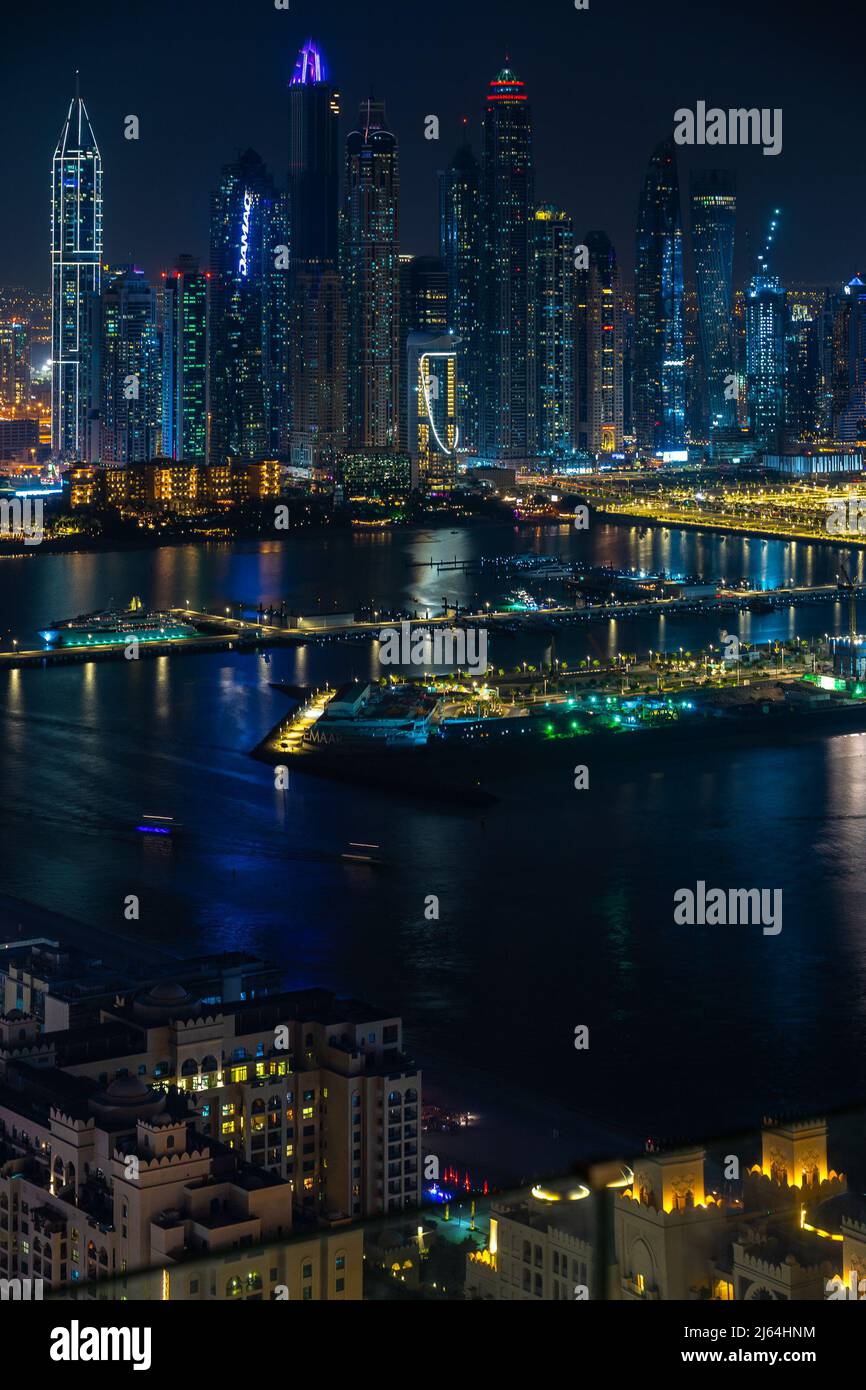 Dubaï, Émirats Arabes Unis - 05 2021 décembre : vue aérienne des gratte-ciels de la marina de Dubaï la nuit, prise de vue depuis aura Skypool. Papier peint du paysage urbain de la nuit de Dubaï Banque D'Images