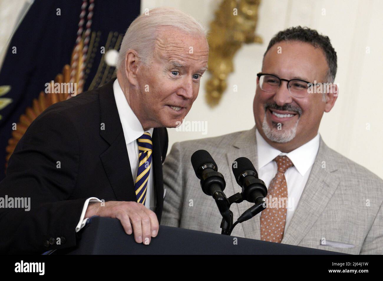 Washington, États-Unis. 27th avril 2022. Le président Joe Biden et le secrétaire à l'éducation Miguel Cardona s'expriment à l'occasion de l'événement de l'enseignant national de l'année à la Maison Blanche à Washington, DC, le mercredi 27 avril 2022. Photo par Yuri Gripas/UPI crédit: UPI/Alay Live News Banque D'Images