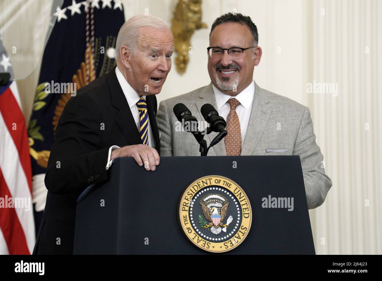 Washington, États-Unis. 27th avril 2022. Le président Joe Biden et le secrétaire à l'éducation Miguel Cardona s'expriment à l'occasion de l'événement de l'enseignant national de l'année à la Maison Blanche à Washington, DC, le mercredi 27 avril 2022. Photo par Yuri Gripas/UPI crédit: UPI/Alay Live News Banque D'Images