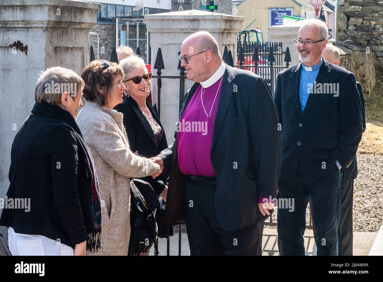 Dunmanway, West Cork, Irlande. 27th avril 2022. Aujourd'hui est le 100th anniversaire des meurtres de la vallée de Bandon, où 3 hommes de Dunmanway ont été tués par balle. L'évêque de Cork, Cloyne et Ross, le Dr Paul Colton; le recteur de l'église St. Mary's, le rév. Cliff Jeffers et les grandes nièces de David Gray, Jennifer Carolan; Jackie Eakins et Barbara Gargan discuteront avant le début des débats. Crédit : AG News/Alay Live News Banque D'Images