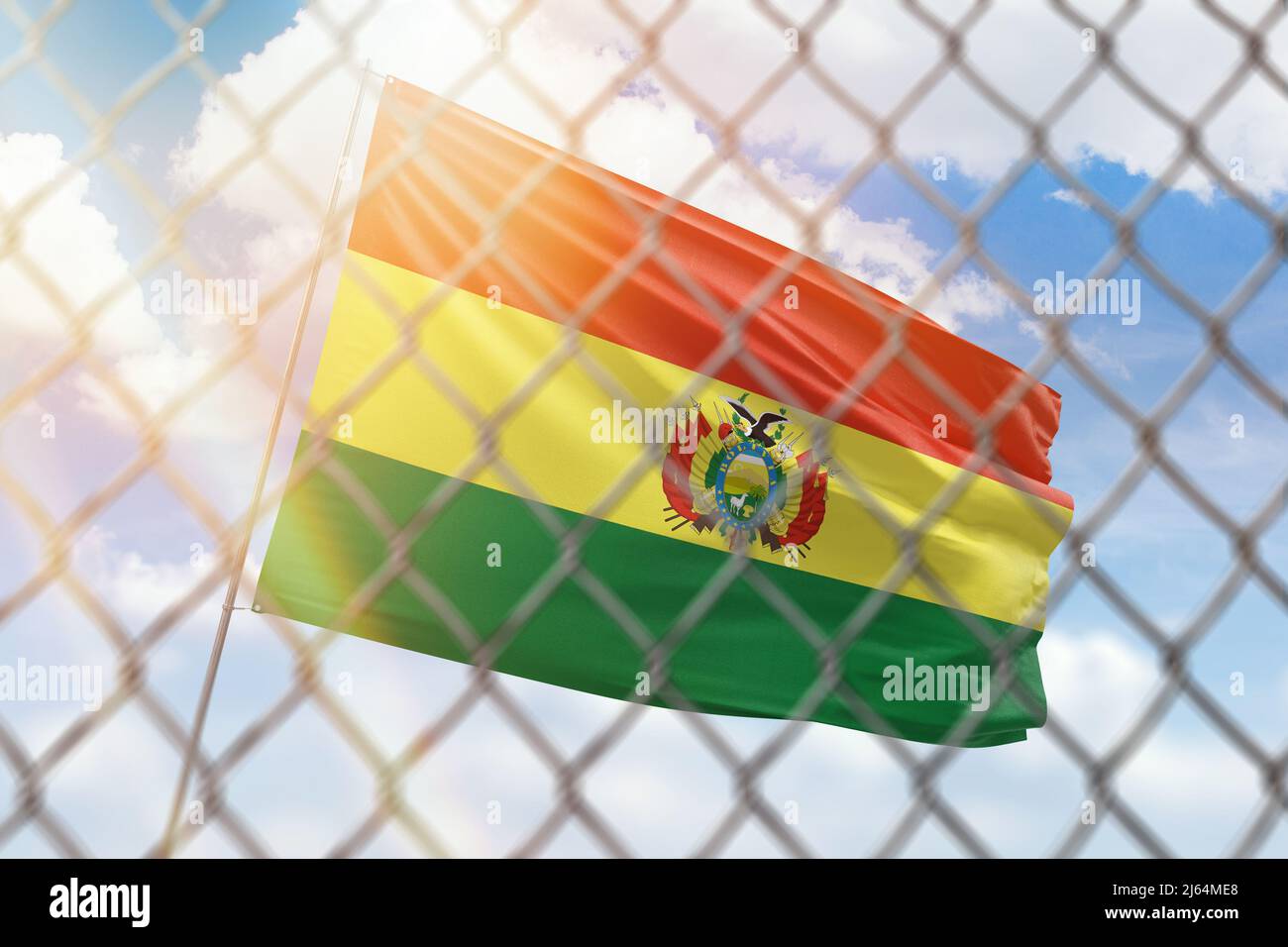 Une maille d'acier sur fond de ciel bleu et un mât avec le drapeau de la bolivie Banque D'Images