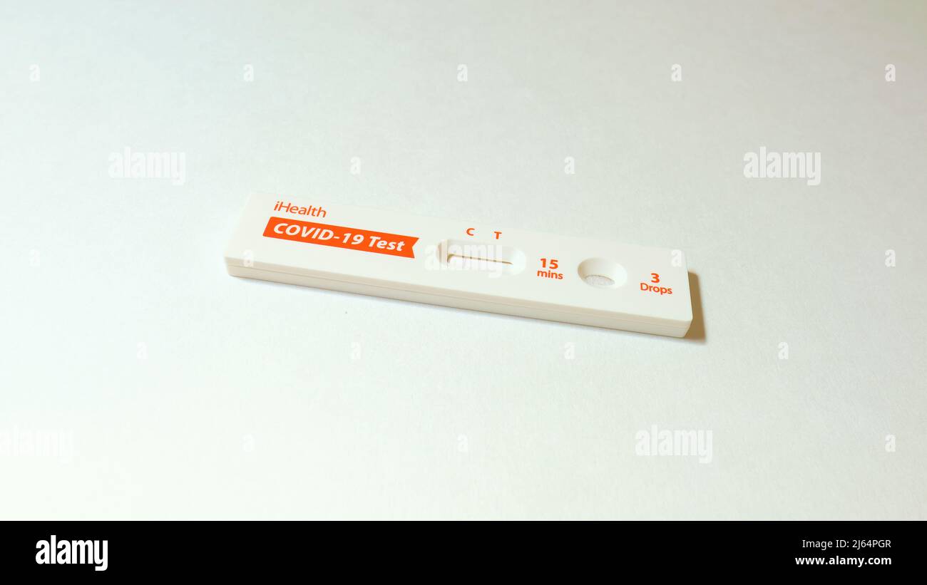 IHealth COVID-19 Antigen Rapid Test carte d'auto-test à domicile affichant un résultat négatif du coronavirus sur une surface blanche. Banque D'Images
