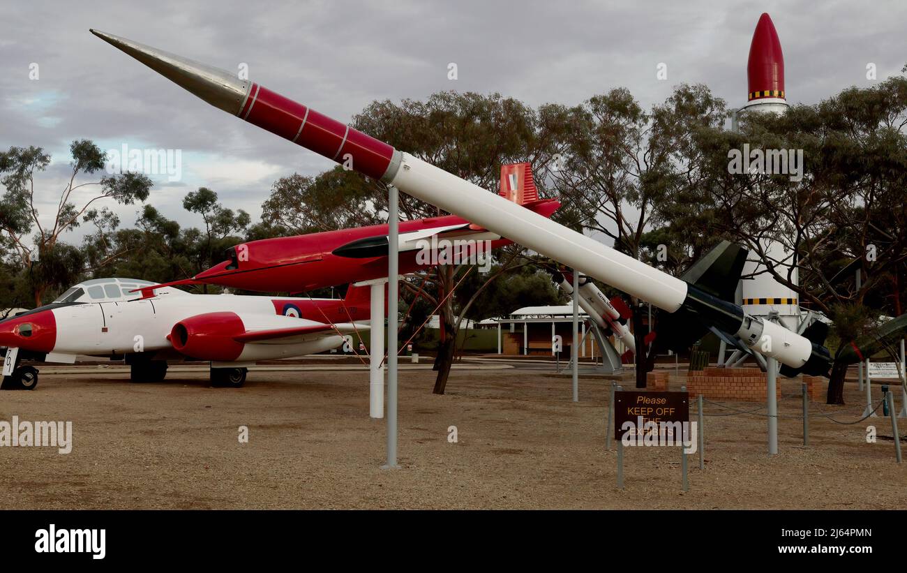 WOOMERA, AUSTRALIE - JUIN 13 2021 : plusieurs roquettes et avions militaires historiques dans le parc de fusées de woomera, dans le sud de l'australie Banque D'Images